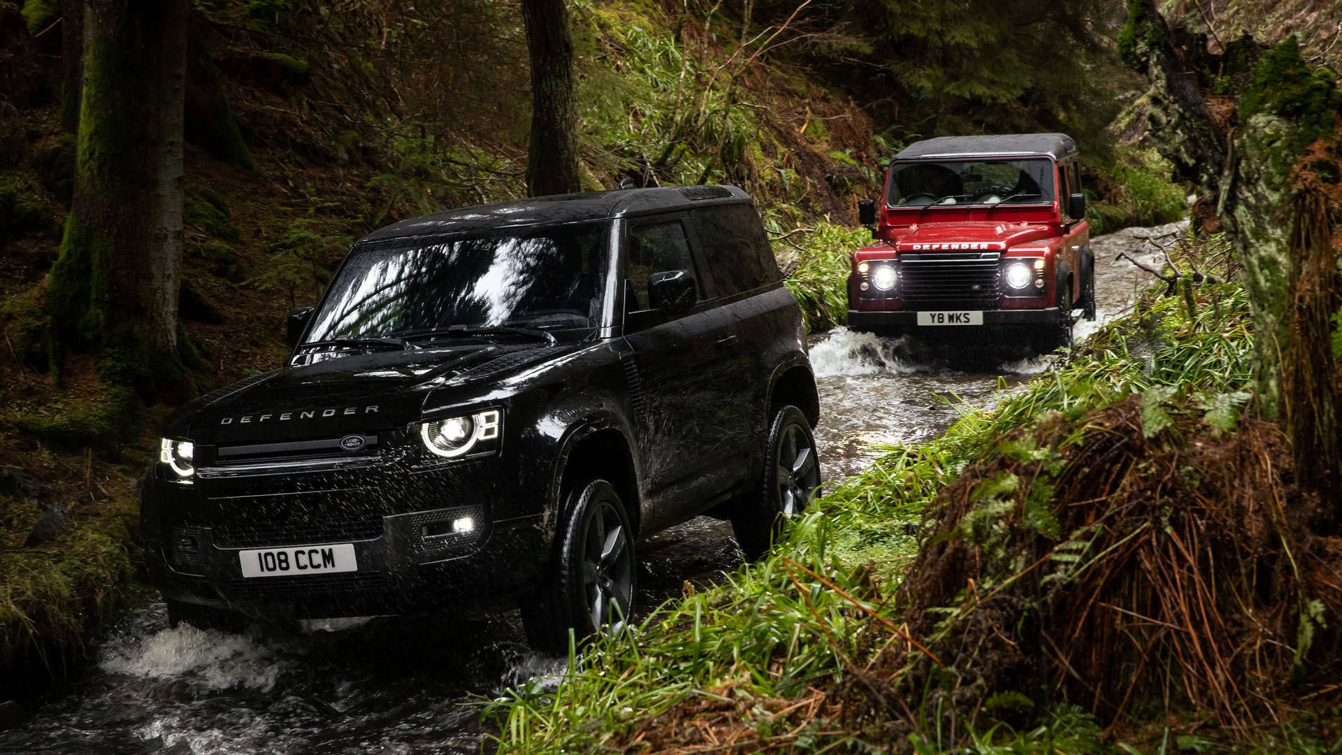 خودرو شاسی بلند لندرور دیفندر V8 / Land Rover Defender V8 در حال عبور از جنگل
