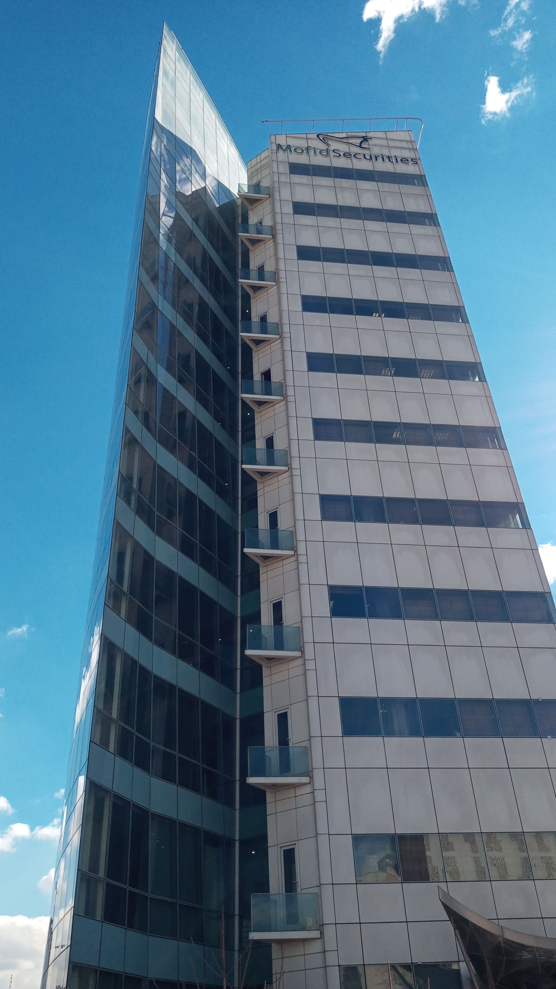 نمونه عکس دوربین اصلی ال جی K41S در روز - ساختمان مفید