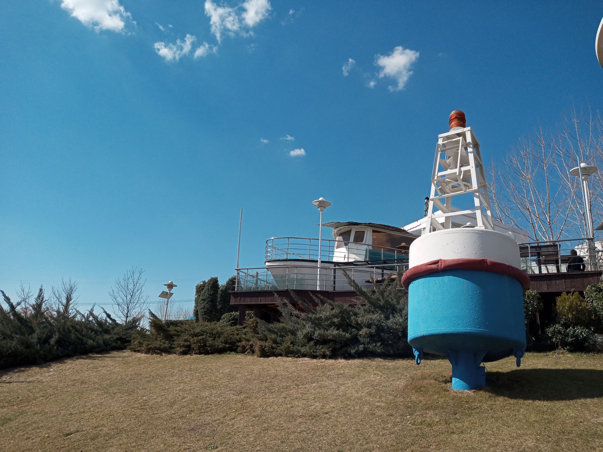 نمونه عکس دوربین اصلی ال جی K41S در روز - رستوران دریایی پارک آب و آتش