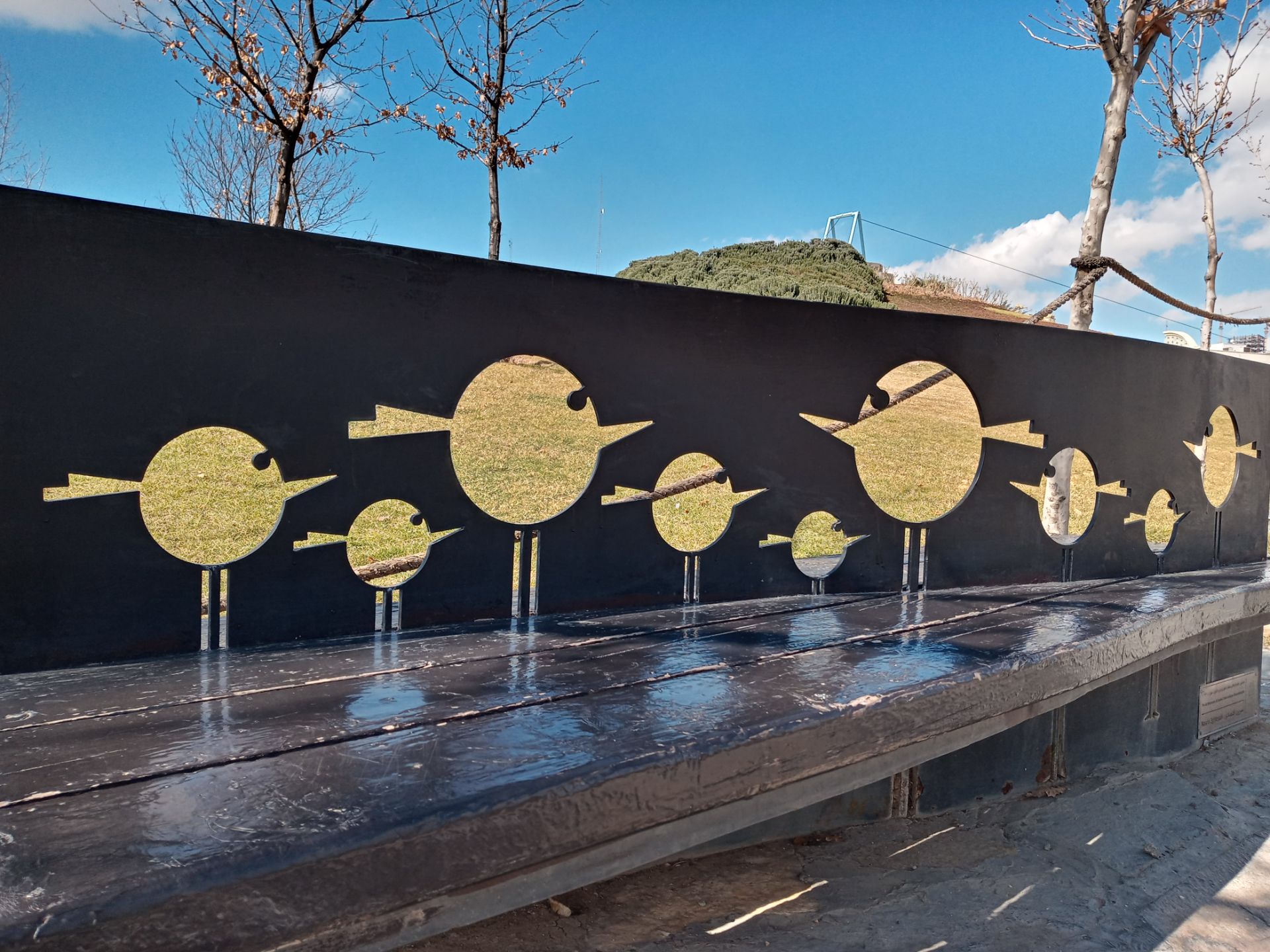 نمونه عکس دوربین اصلی ال جی K41S در روز - تندیس پرندگان پارک آب و آتش