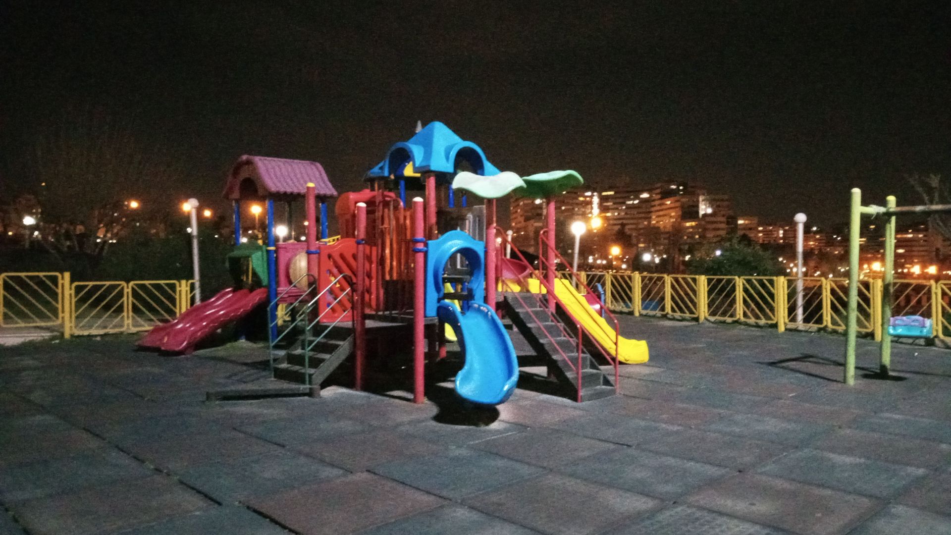 نمونه عکس دوربین اصلی ال جی K41S در شب - سرسره رنگارنگ