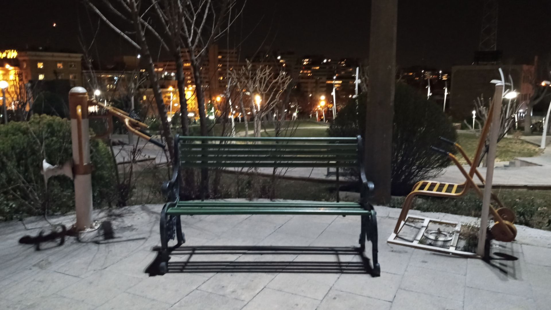 نمونه عکس دوربین اصلی ال جی K41S در شب - صندلی فلزی در پارک