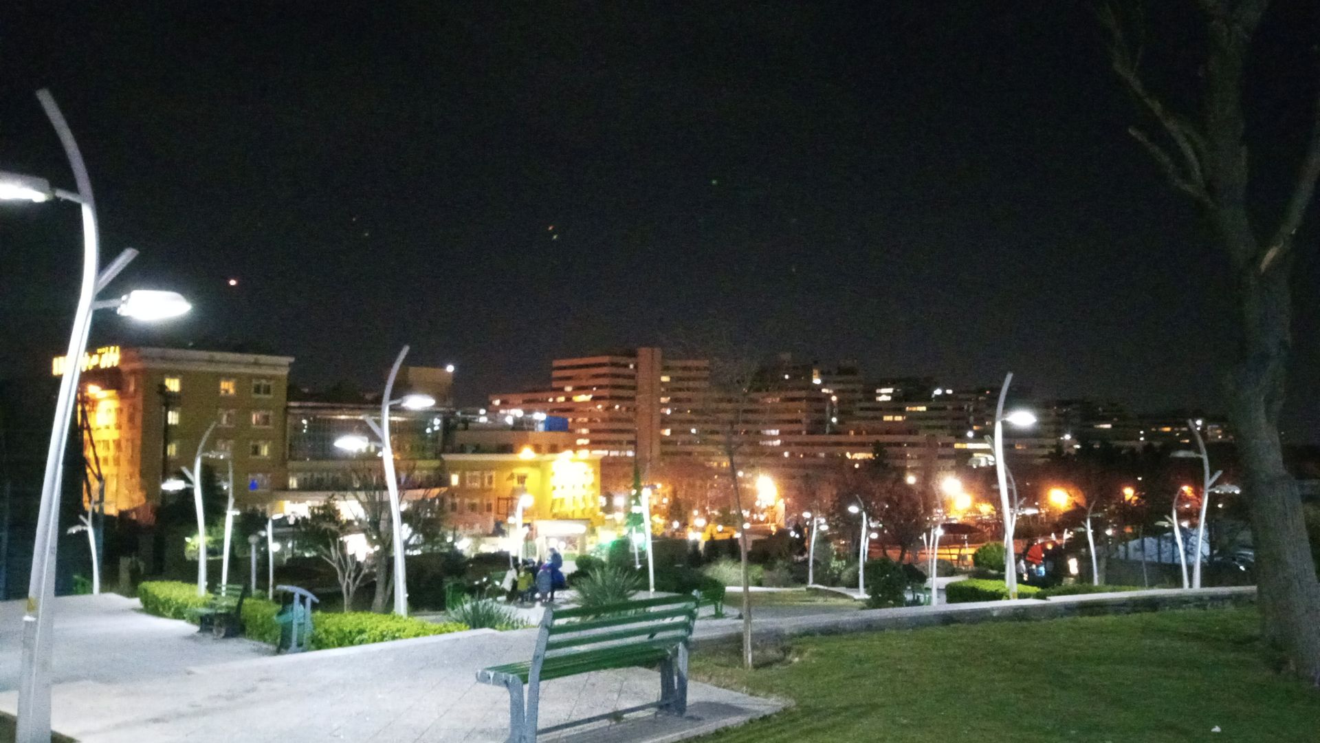 نمونه عکس دوربین اصلی ال جی K41S در شب - پارک