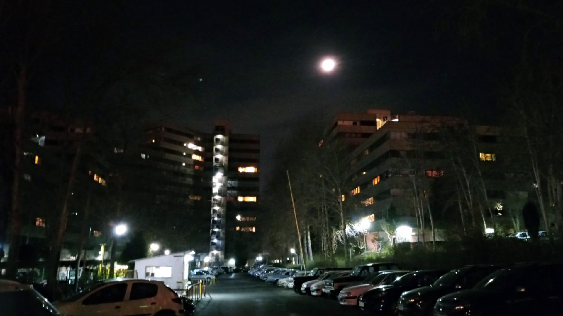 نمونه عکس دوربین اصلی ال جی K41S در شب - شهرک اکباتان