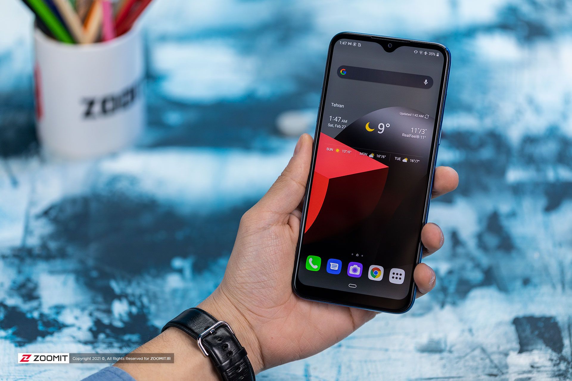 بررسی ال جی K41S - جلوی گوشی در دست