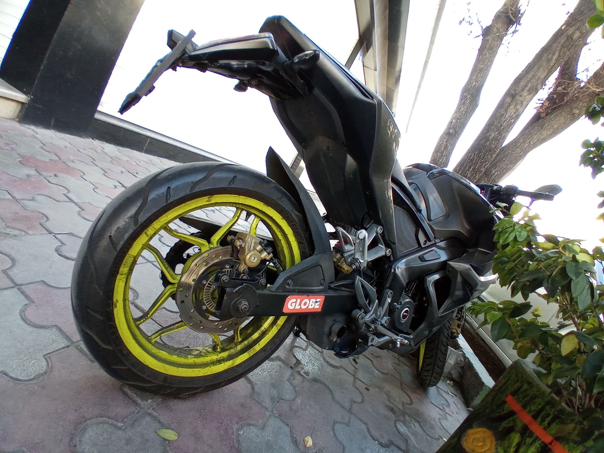 نمونه عکس دوربین اولتراواید ال جی K41S در روز - موتورسیکلت