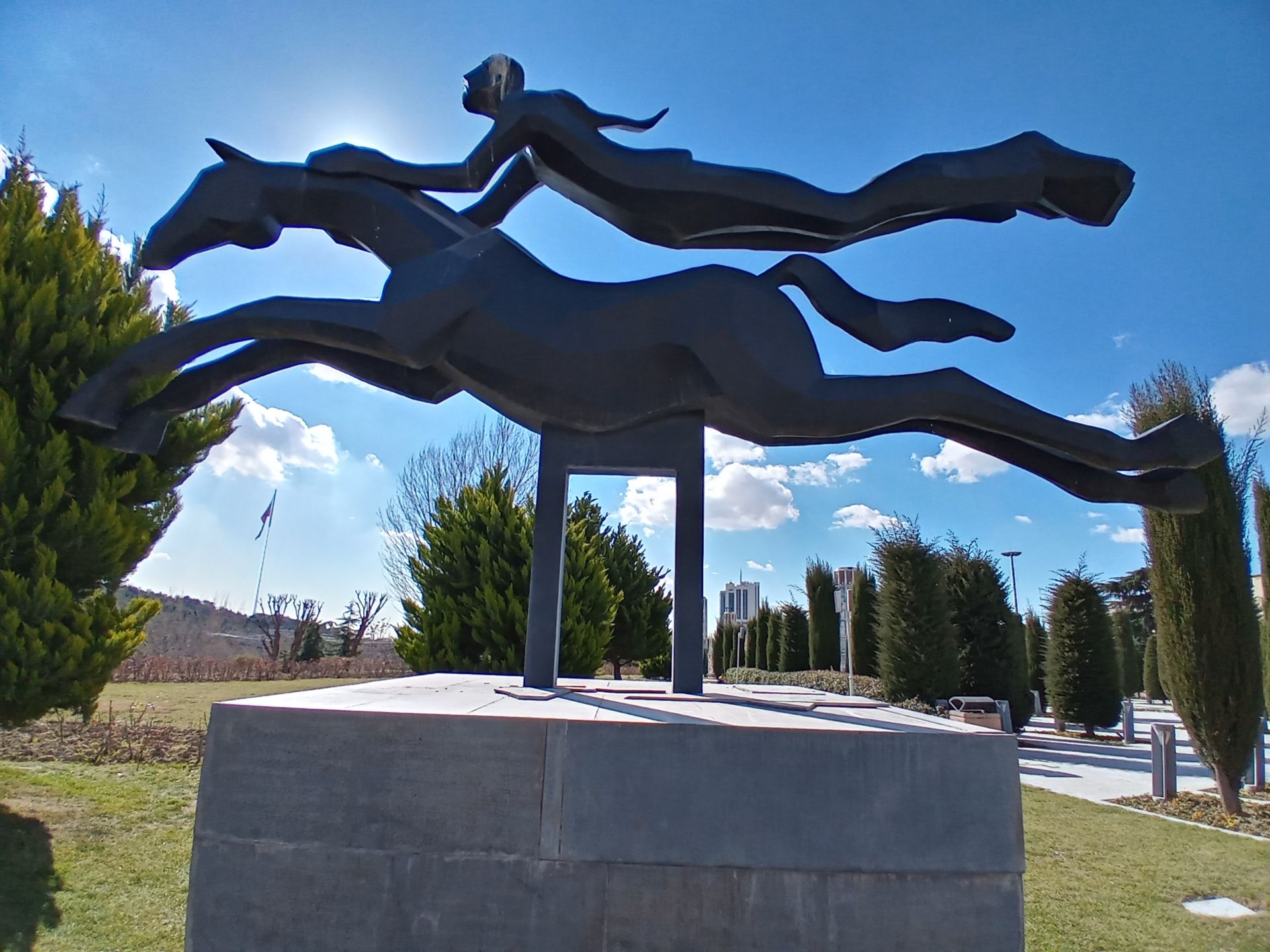نمونه عکس دوربین اولتراواید ال جی K41S در روز - مجسمه مرد سوار بر اسب