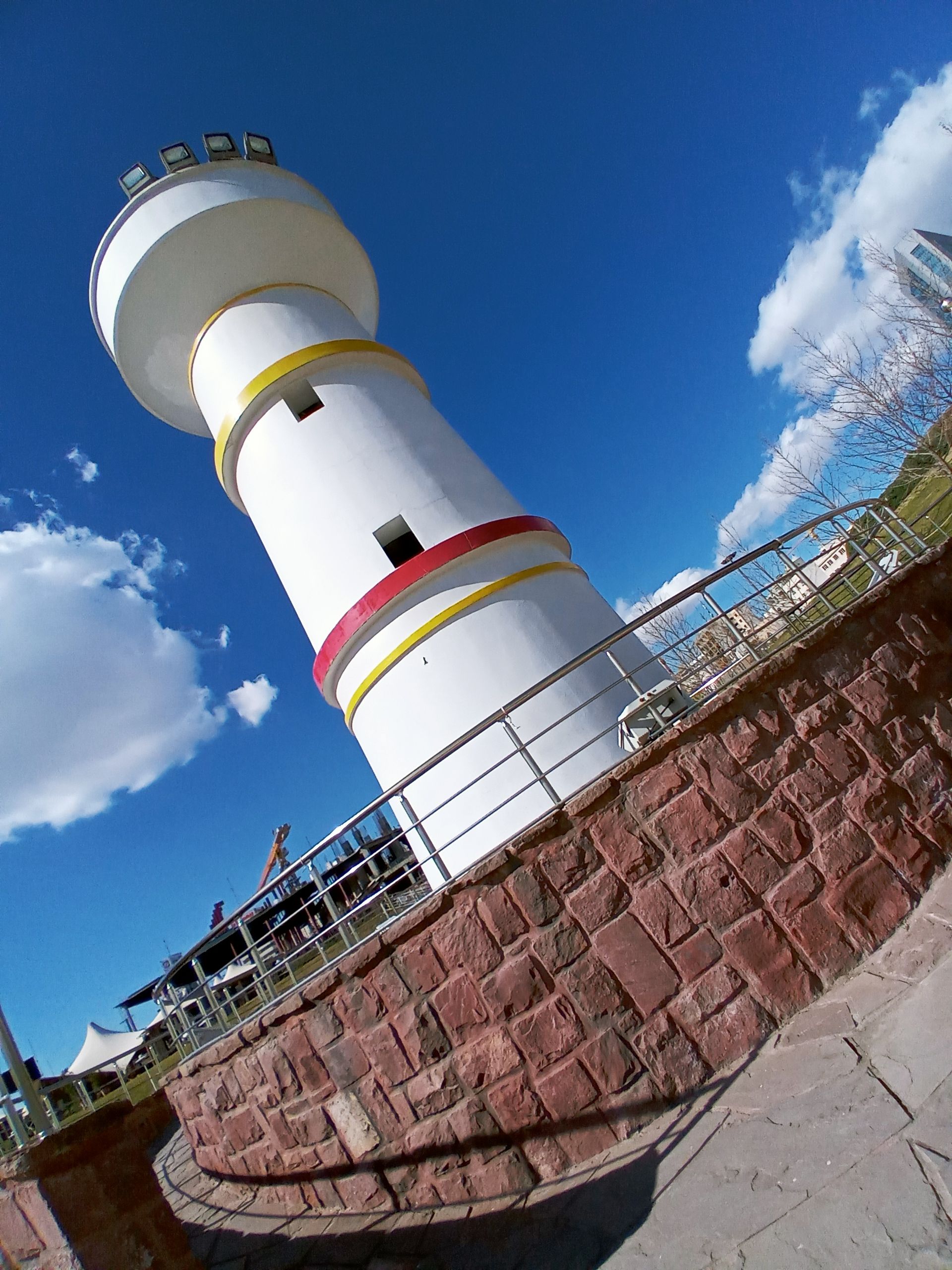 نمونه عکس دوربین اولتراواید ال جی K41S در روز - فانوس دریایی