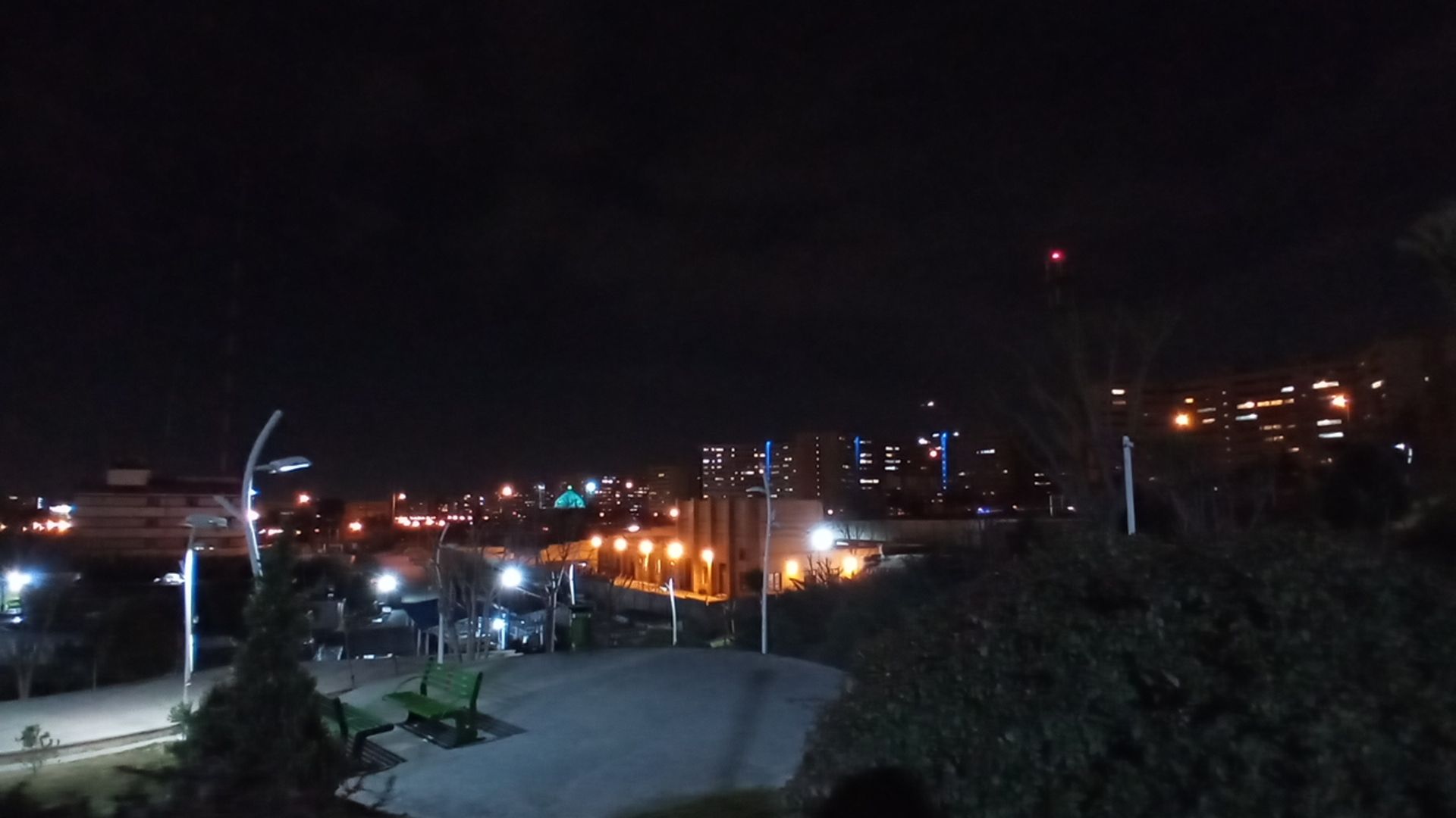 نمونه عکس دوربین اولتراواید ال جی K41S در شب - پارک