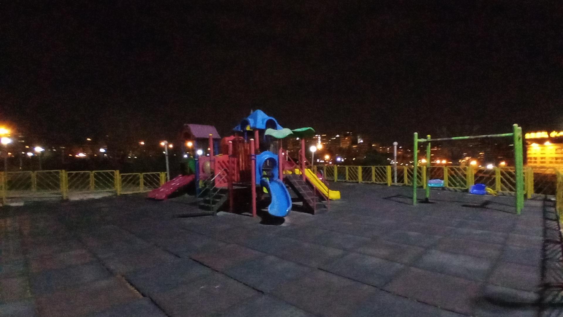 نمونه عکس دوربین اولتراواید ال جی K41S در شب - سرسره رنگارنگ