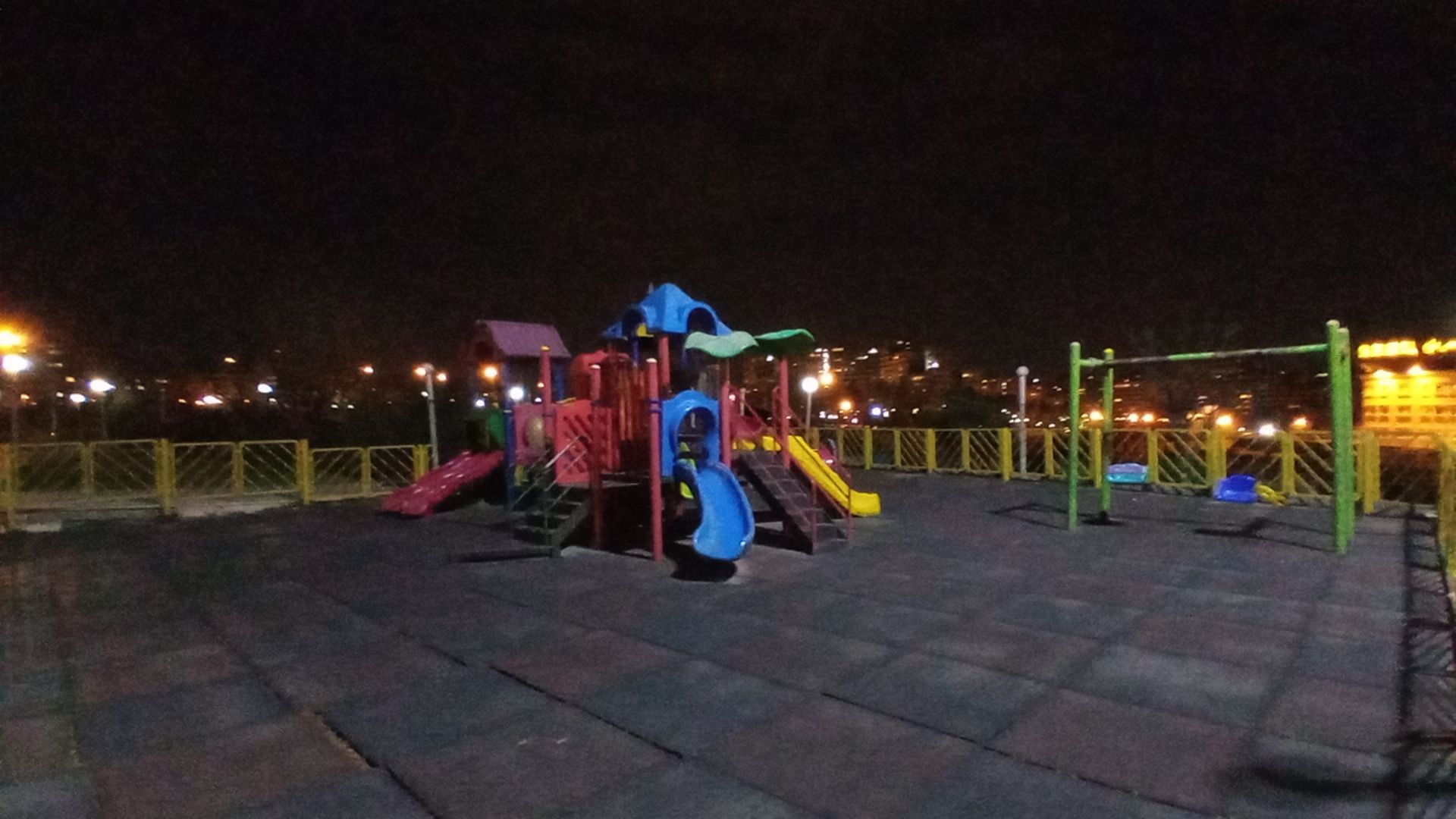 نمونه عکس دوربین اولتراواید ال جی K41S در شب - سرسره رنگارنگ