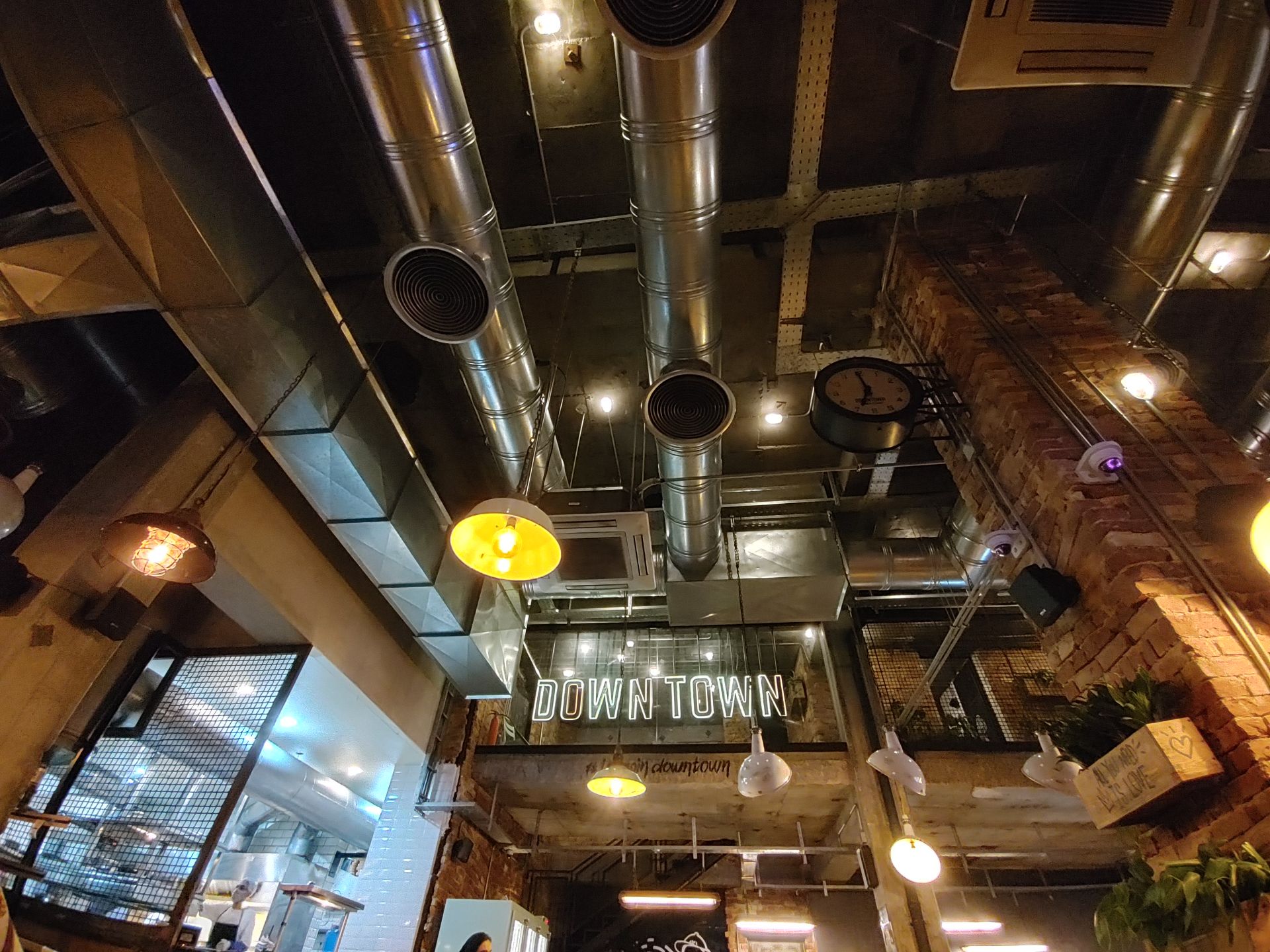عکس نمونه دوربین اولتراواید ال جی ولوت در طول تاریکی - رستوران دان تان