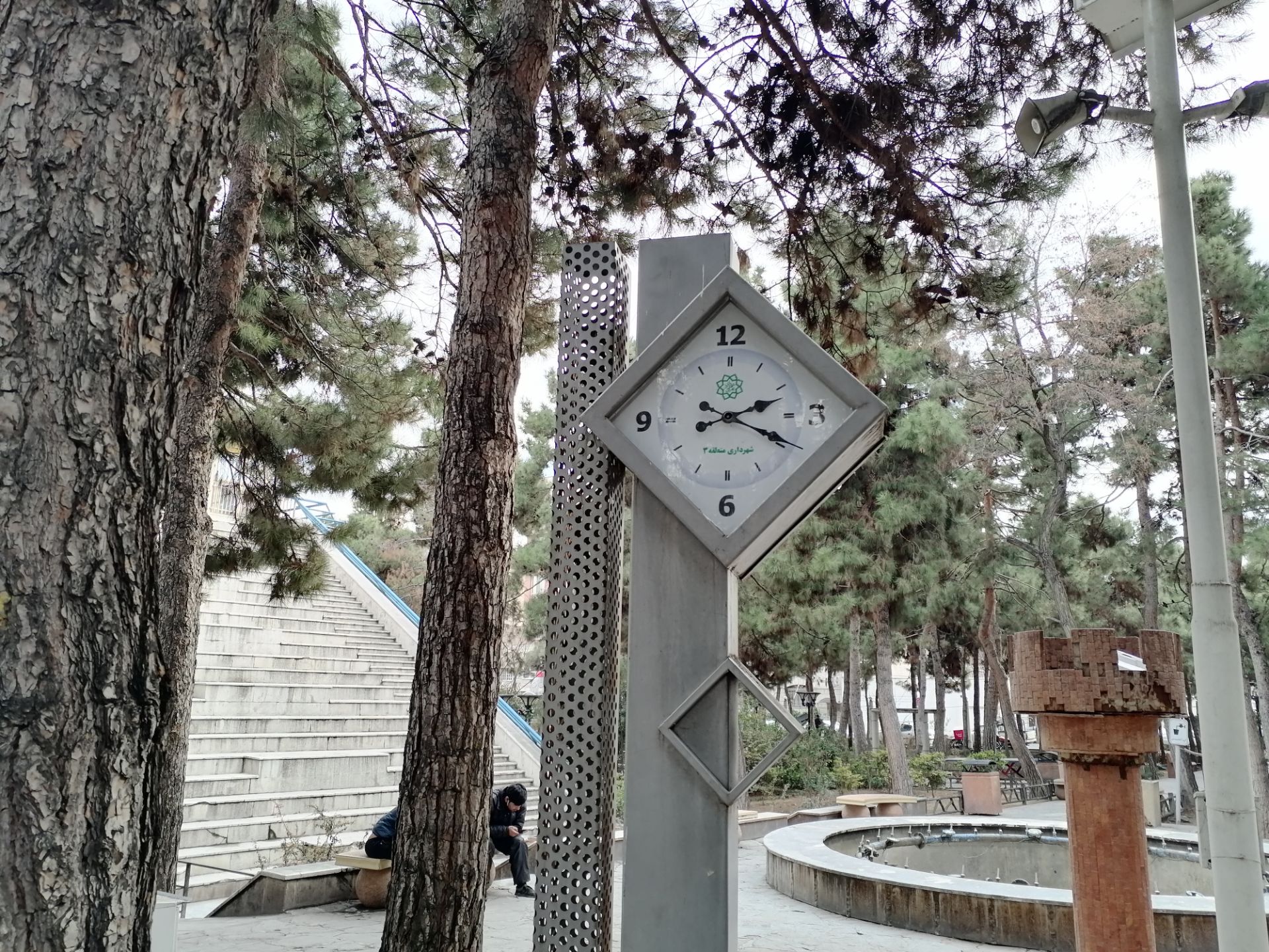 نمونه عکس دوربین اصلی Y7a هواوی - ساعت در پارک صبا