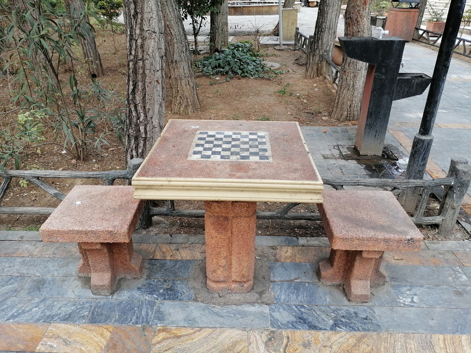 نمونه عکس دوربین اصلی Y7a هواوی - میز شطرنج در پارک صبا