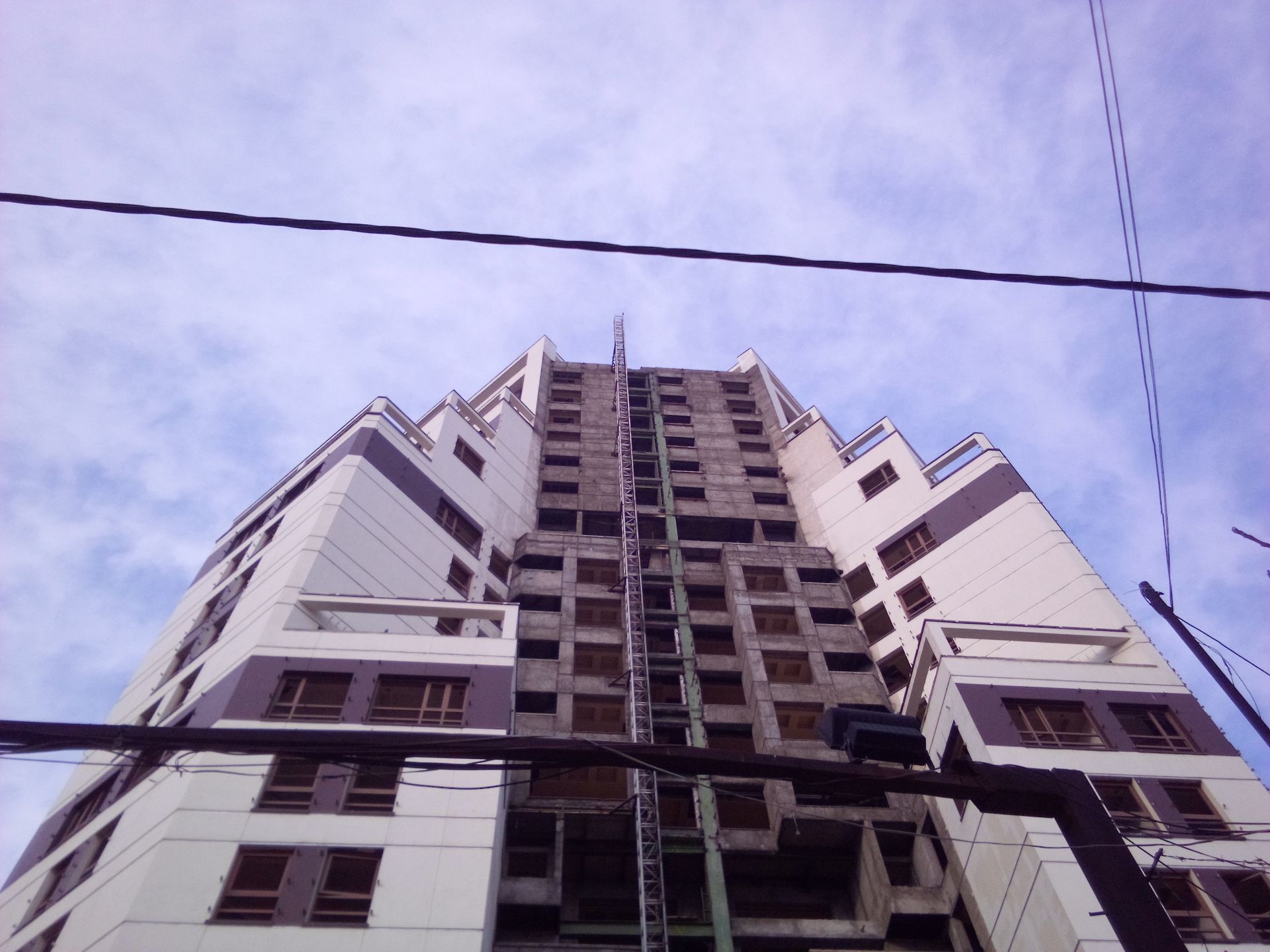 نمونه عکس دوربین اصلی صاایران ویرا V5 در روشنایی روز - ساختمان درحال ساخت