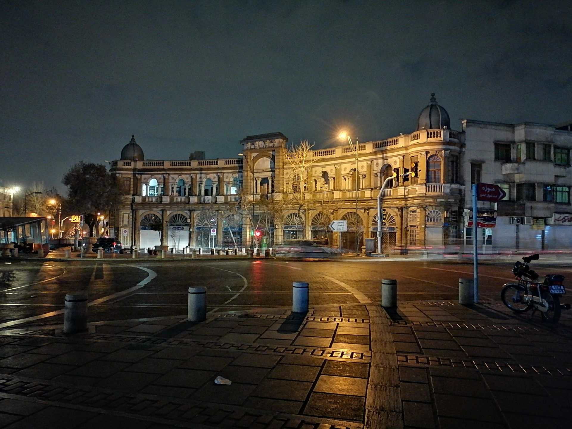 نمونه عکس ثبت شده توسط دوربین اصلی Y7a هواوی در محیط تاریک با حالت شب - ساختمان جنب میدان حسن‌آباد