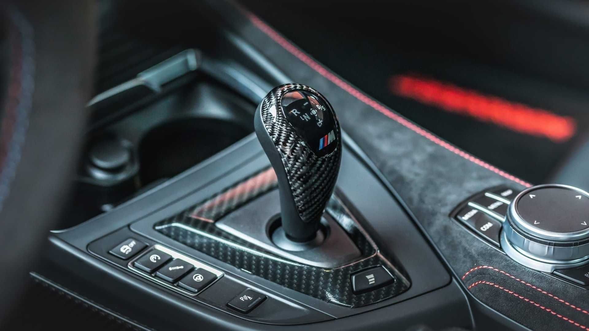 اهرم تعویض دنده و کنسول مرکزی بی ام و ام 2 سی اس / BMW M2 CS با تیونینگ منهارت / Manhart 