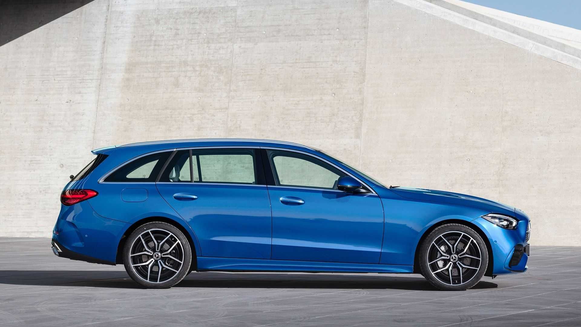 نمای جانبی استیشن واگن مرسدس بنز سی کلاس / 2022 Mercedes C-Class آبی رنگ