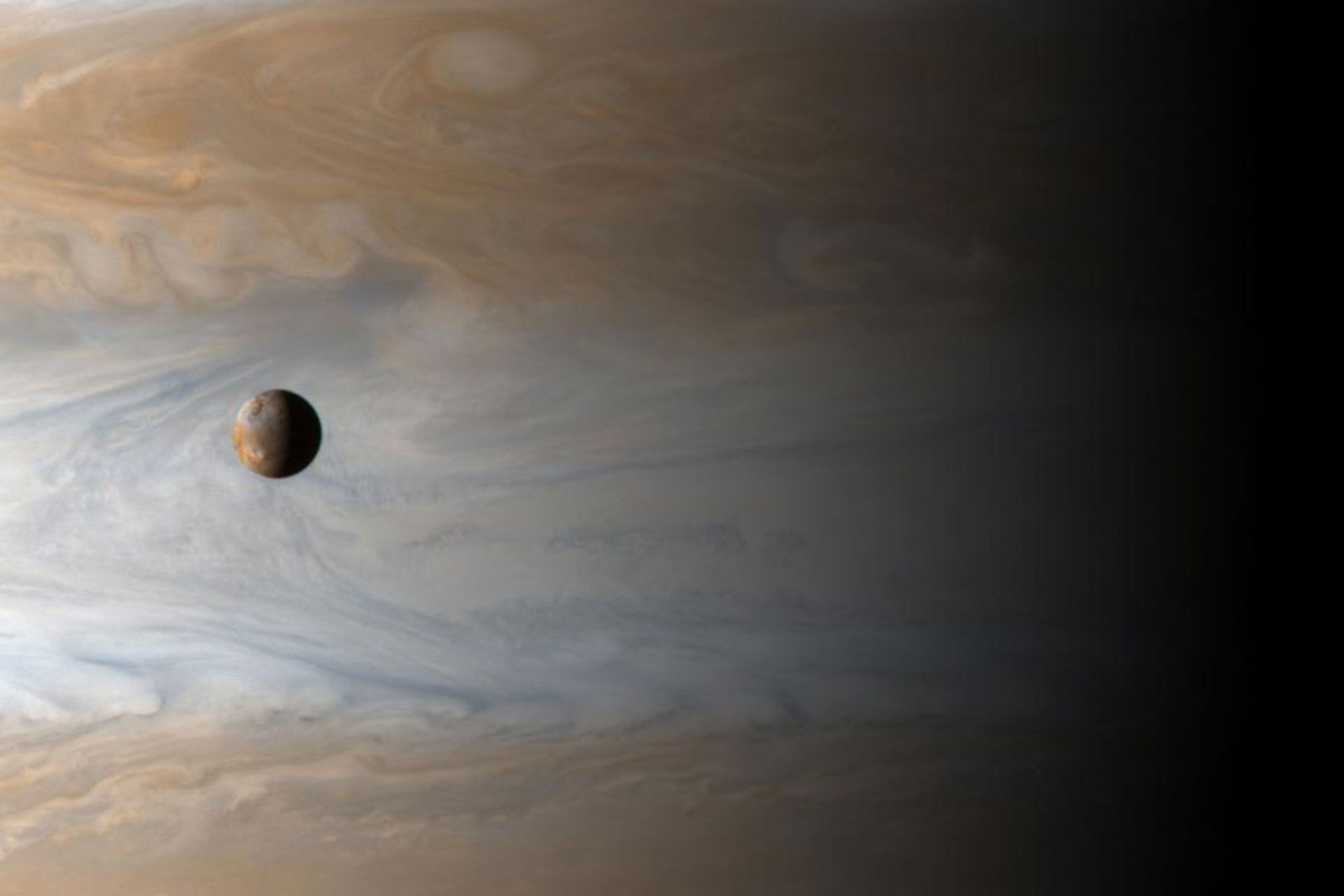 آیو در مقابل مشتری؛ این تصویر را فضاپیمای گالیله به ثبت رسانده است