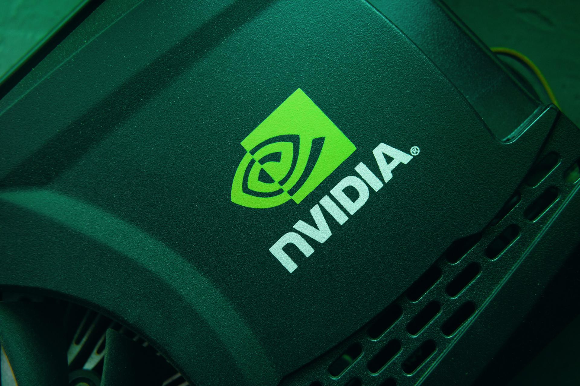لوگو انویدیا / Nvidia روی کارت گرافیک / GPU از نمای نزدیک
