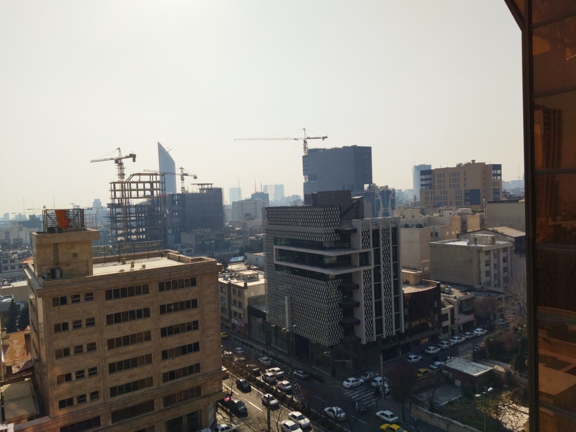 نمونه عکس با دوربین اصلی پوکو ام ۳ در طول روز ساختمان خیابان ولیعصر