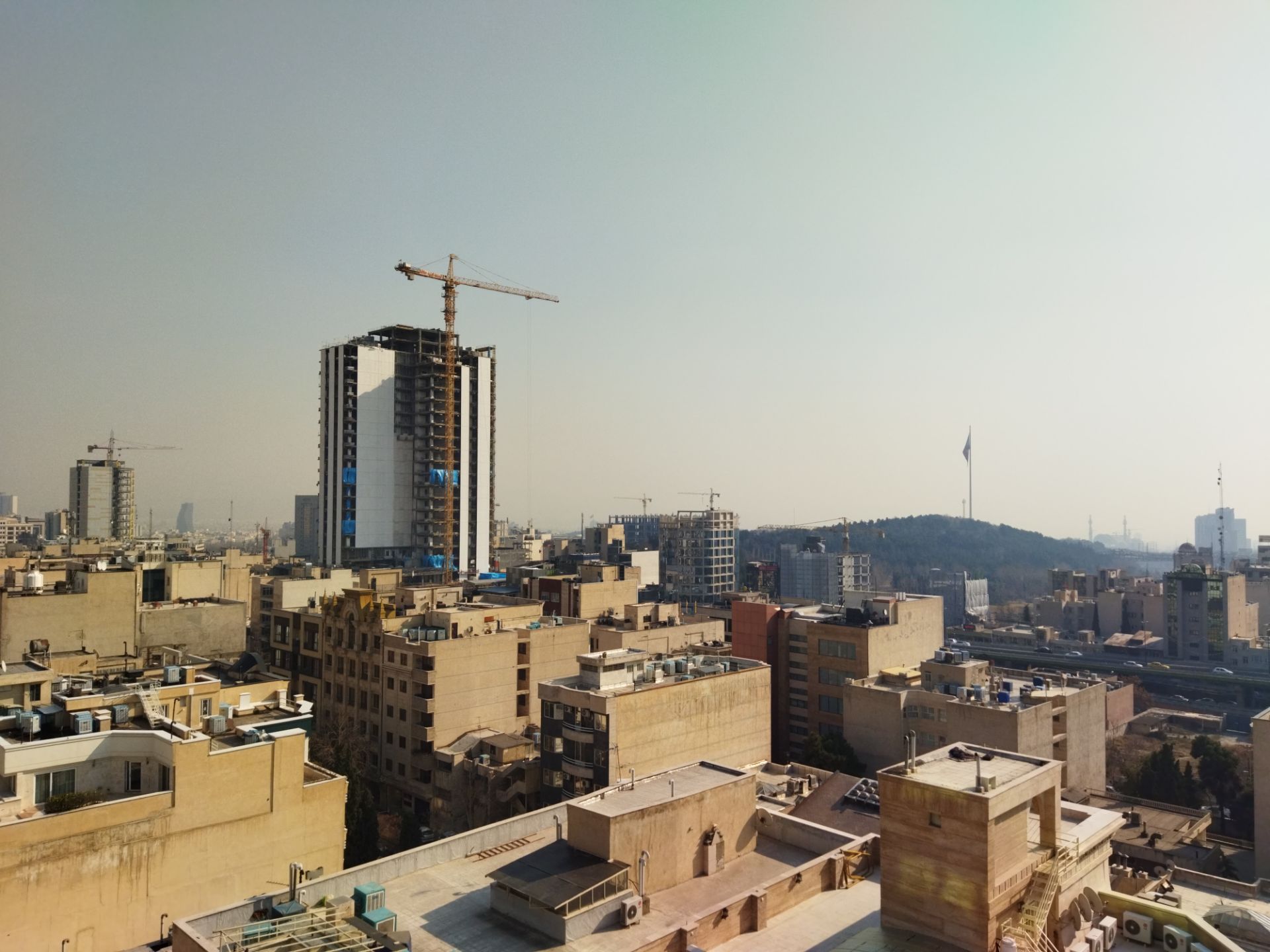 نمونه عکس با دوربین اصلی پوکو ام ۳ در طول روز ساختمان خیابان جردن