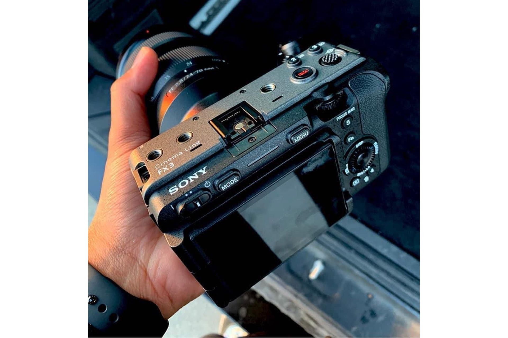 دوربین سونی FX3 در دست در دنیای واقعی تصویر فاش شده