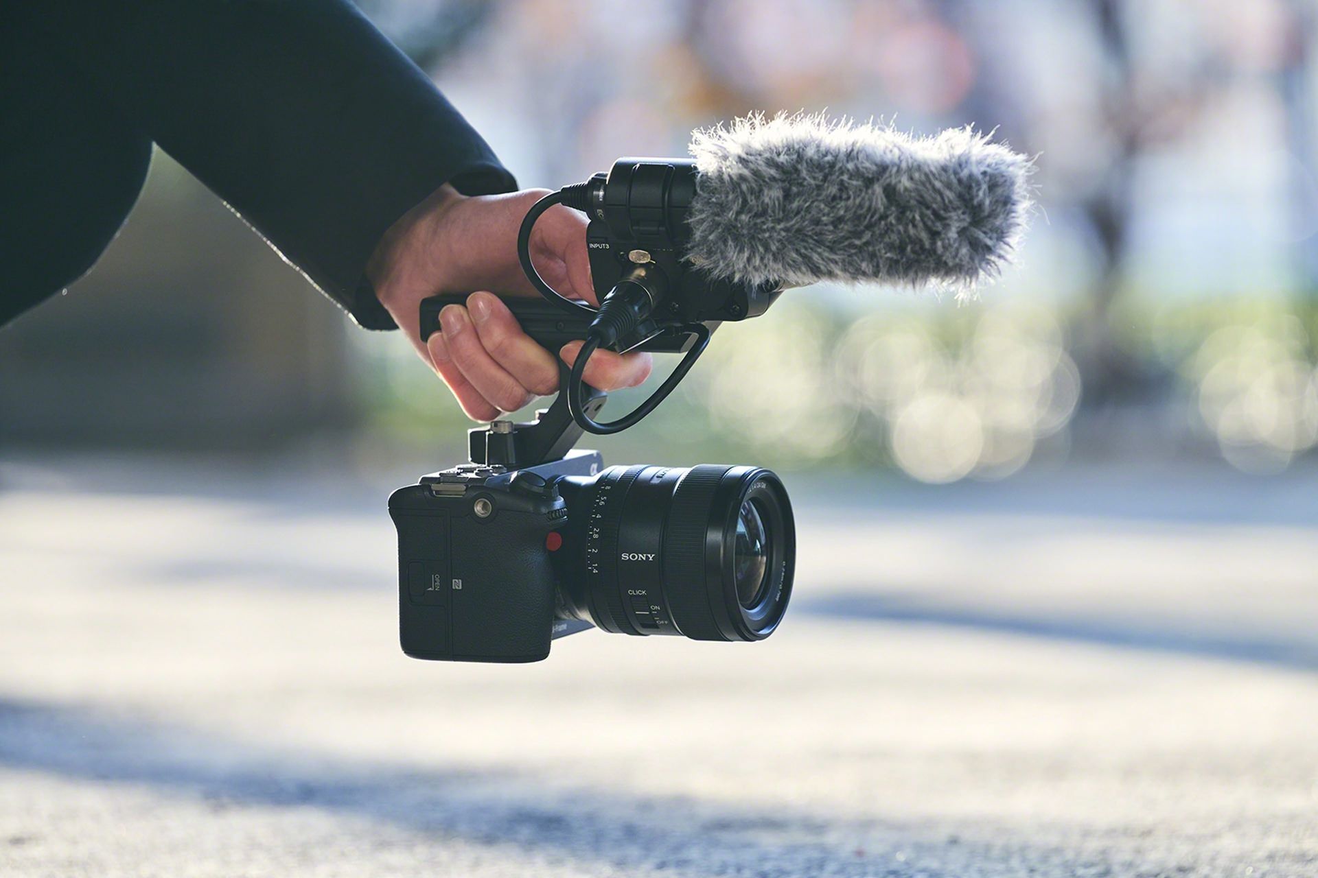 دوربین سونی اف ایکس 3 / Sony FX 3 با میکروفون در دست