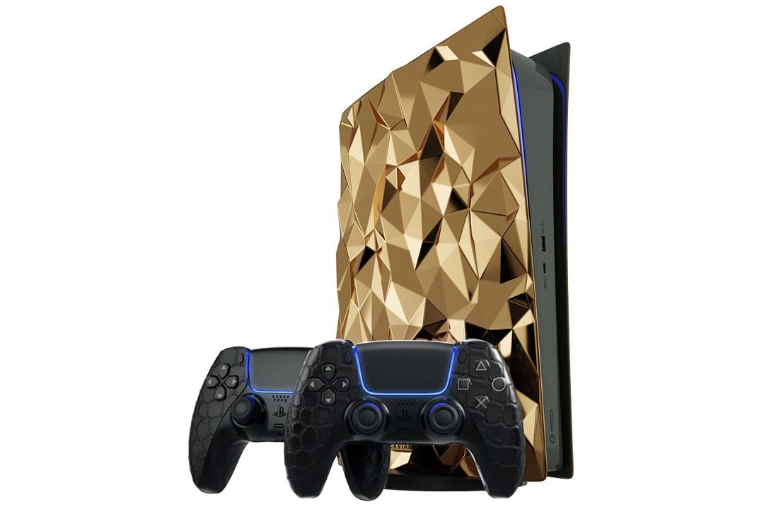 کنسول طلاکاری شده پلی استیشن 5 کاویار Golden Rock از جلو با کنترلرها