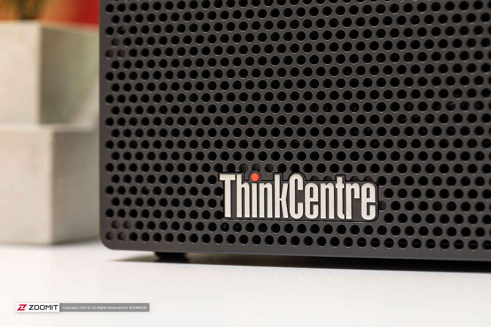 لوگوی تینک سنتر روی کامپیوتر دسکتاپ لنوو ThinkCentre M920s