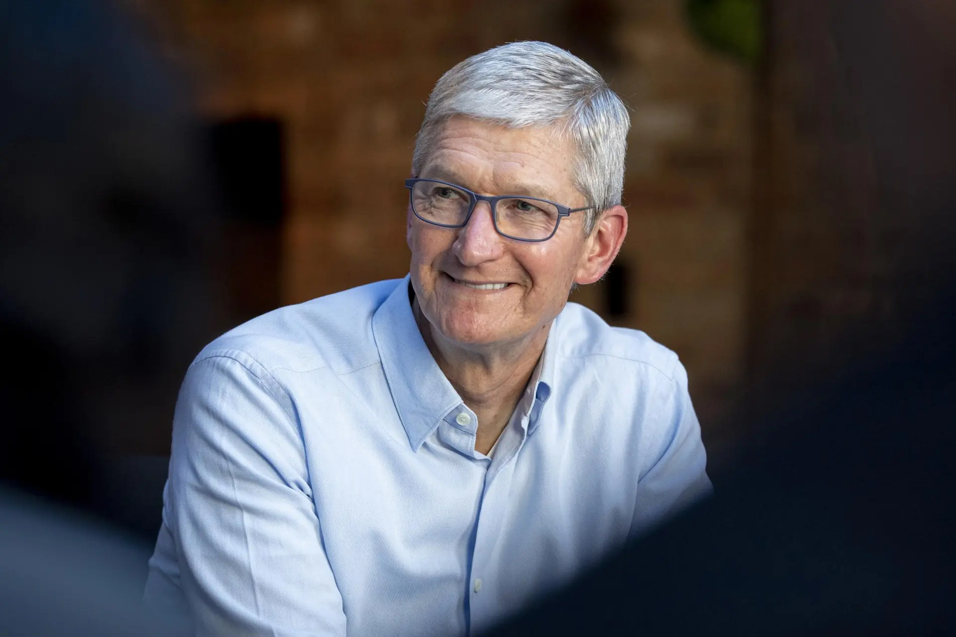 لبخند تیم کوک با عینک و لباس آبی کمرنگ / Tim Cook مدیرعامل اپل