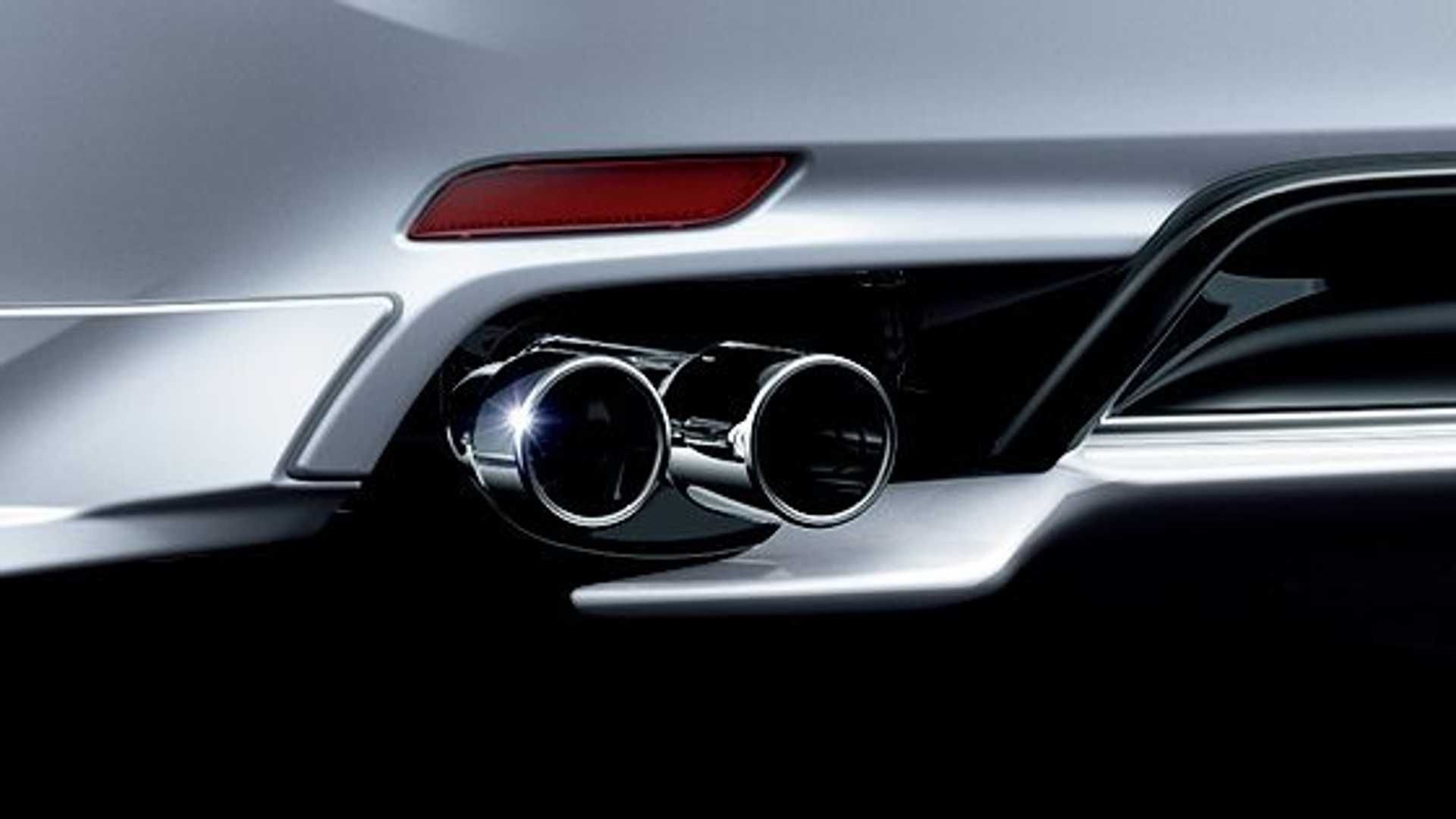 نمای خروجی اگزوز عقب سدان تویوتا کمری جی آر / Toyota Camry GR sedan  سفید رنگ