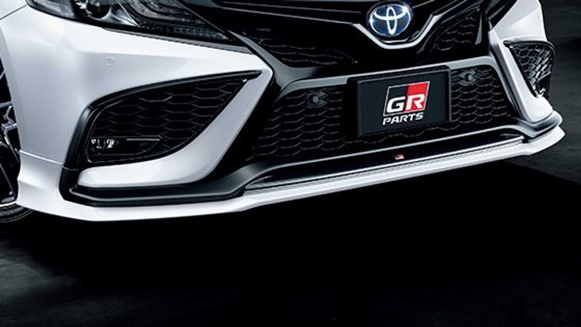 نمای جلوپنجره سدان تویوتا کمری جی آر / Toyota Camry GR sedan  سفید رنگ
