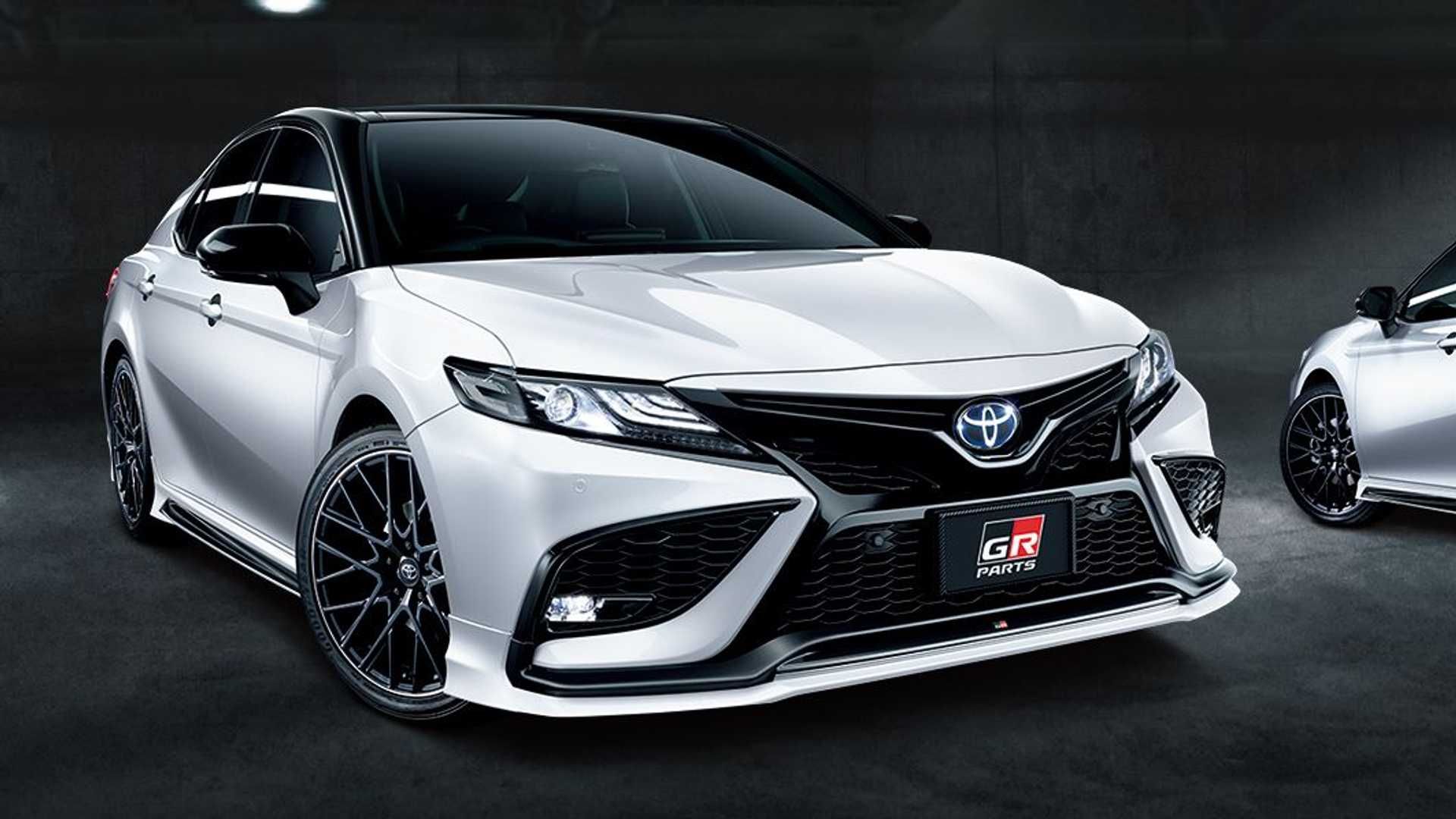 نمای جلو سدان تویوتا کمری جی آر / Toyota Camry GR sedan  سفید رنگ