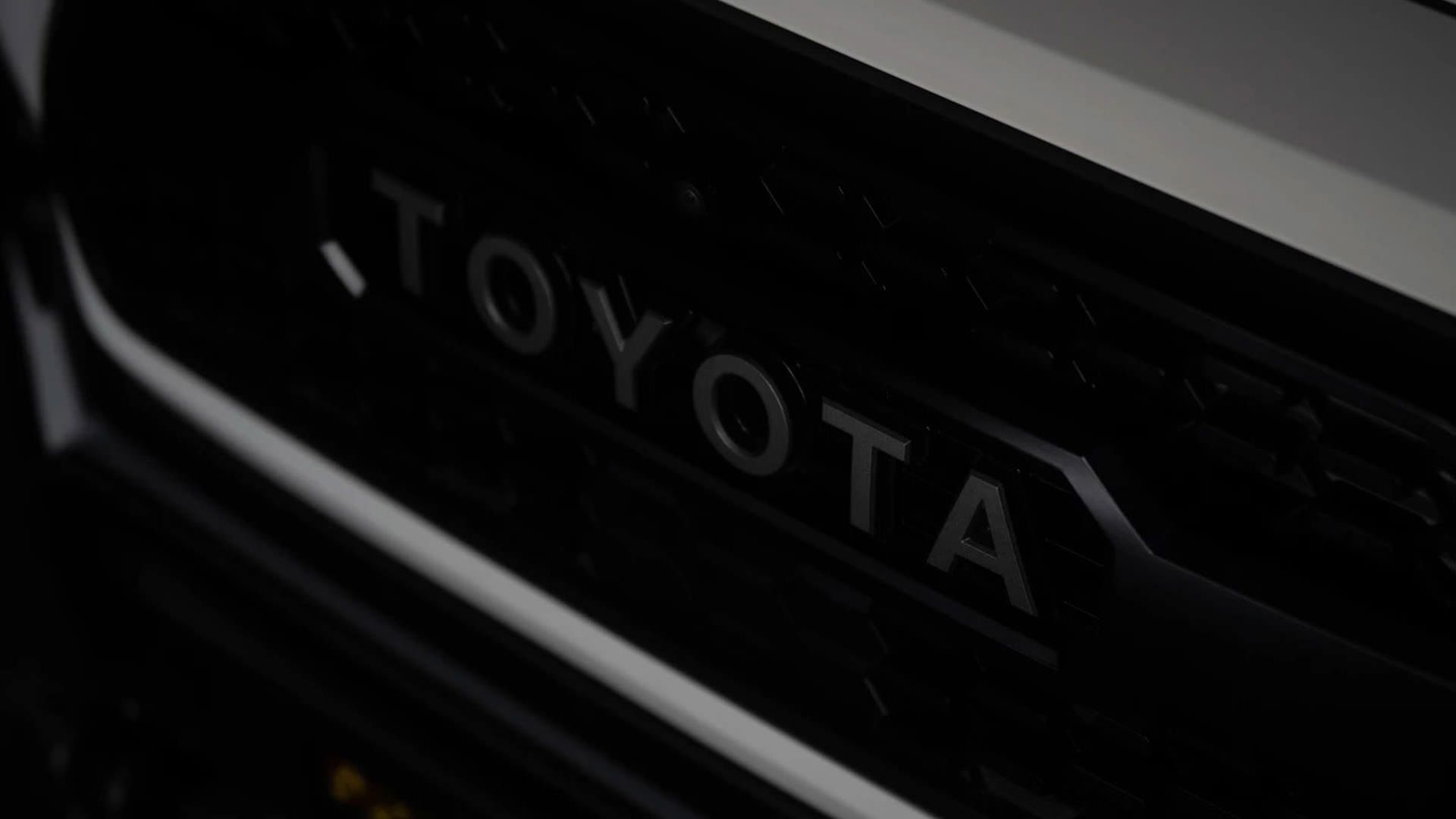آرم خودروی تفریحی مبتنی بر وانت پیکاپ تویوتا تاکوما / Toyota Tacoma 4x4 RV سفید رنگ