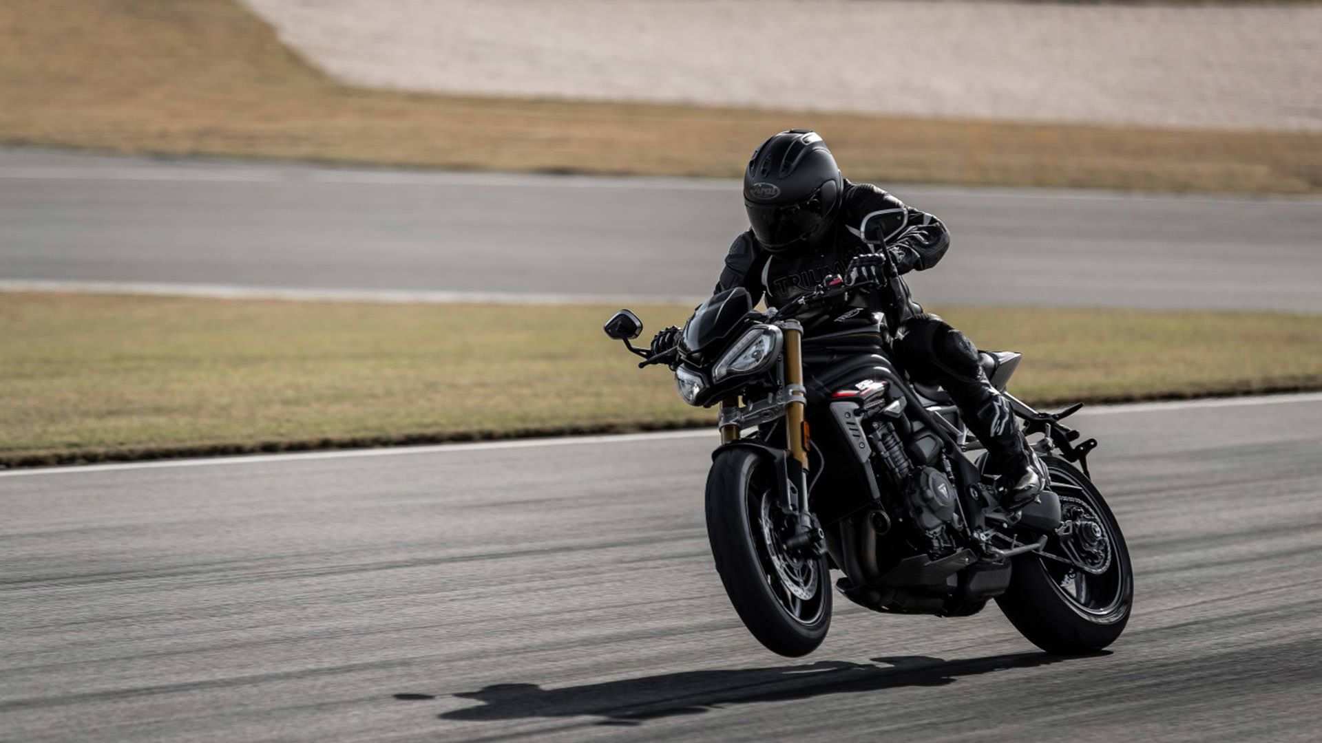 موتورسیکلت تریومف اسپید تریپل 1200 آر اس / Triumph Speed Triple 1200 RS 2021 Motorcycle در پیست موتورسواری