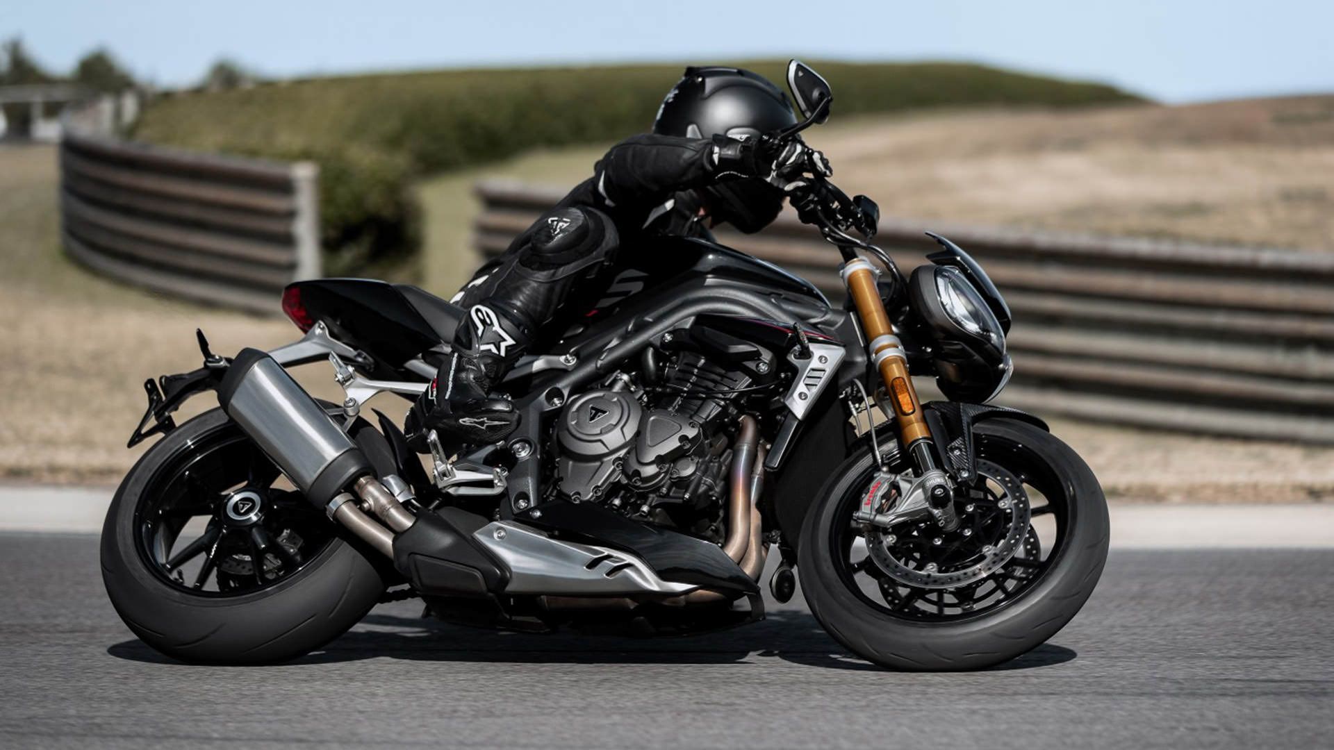 موتورسیکلت تریومف اسپید تریپل 1200 آر اس / Triumph Speed Triple 1200 RS 2021 Motorcycle در پیست
