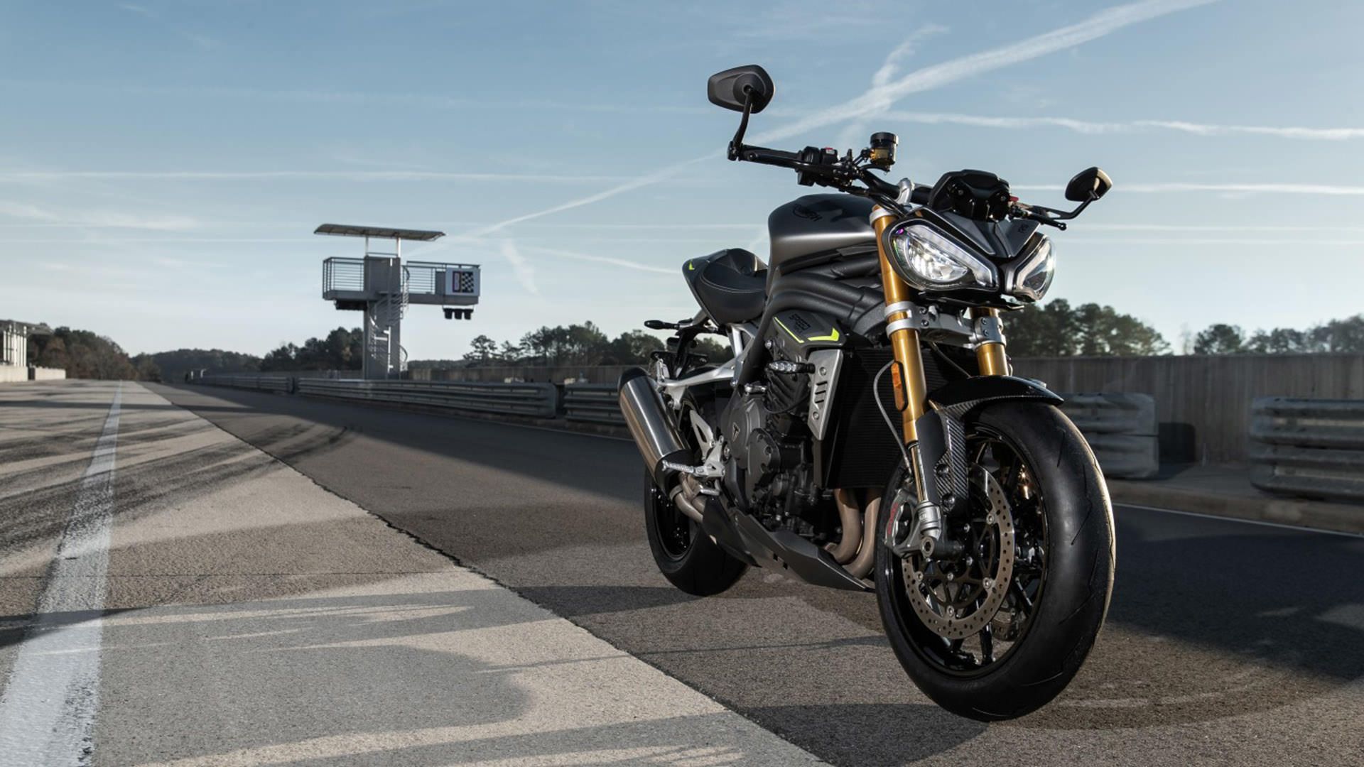 موتورسیکلت تریومف اسپید تریپل 1200 آر اس / Triumph Speed Triple 1200 RS 2021 Motorcycleدر مسیر موتورسواری