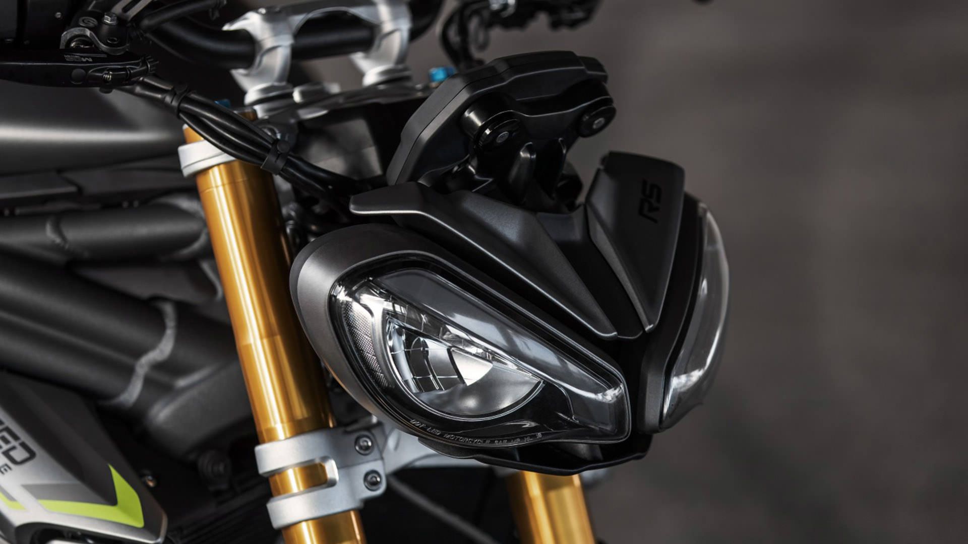 نمای چراغ جلو چشم حشره موتورسیکلت تریومف اسپید تریپل 1200 آر اس / Triumph Speed Triple 1200 RS 2021 Motorcycle 
