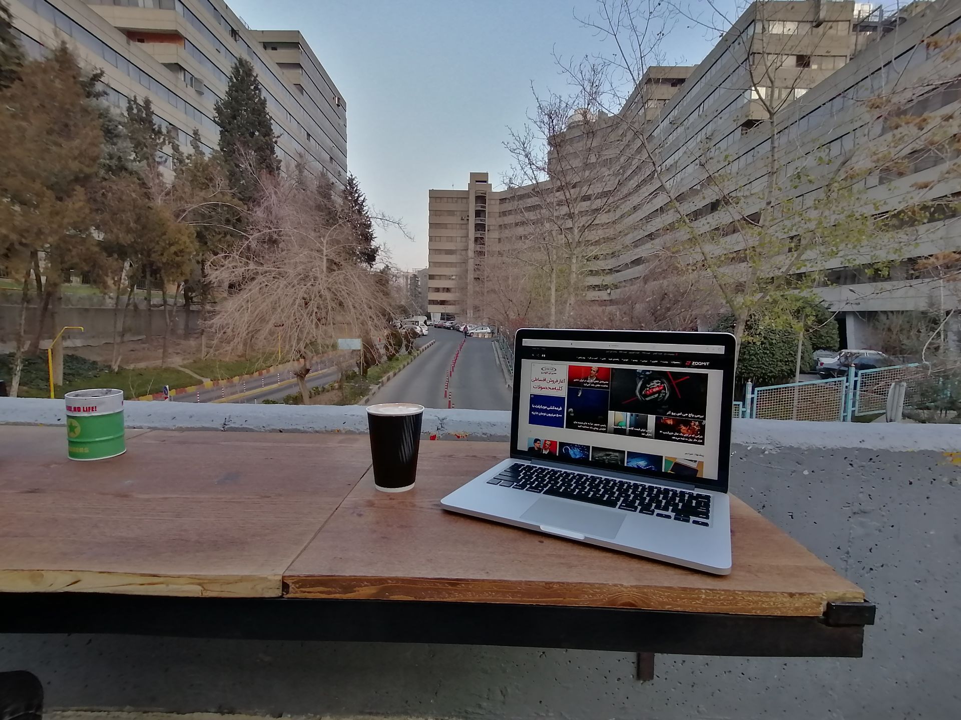 نمونه عکس ثبت شده توسط دوربین فوق‌عریض Y7a هواوی - مک‌بوک پرو و قهوه در شهرک اکباتان