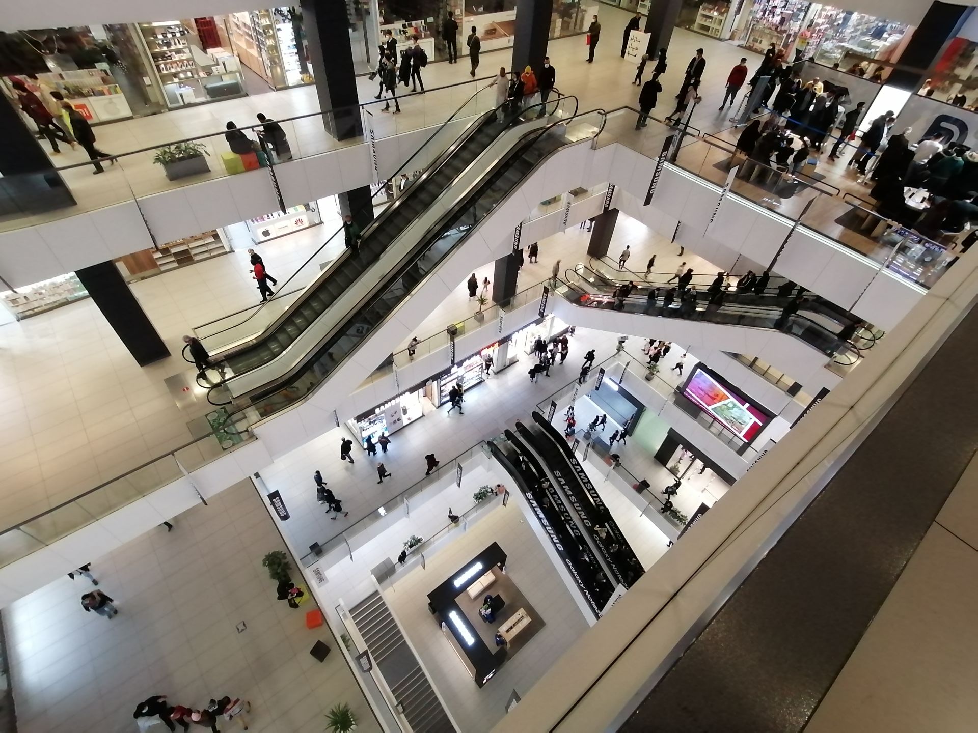 نمونه عکس ثبت شده توسط دوربین فوق‌عریض Y7a هواوی - نمایی از محیط داخلی پاساژ چارسو