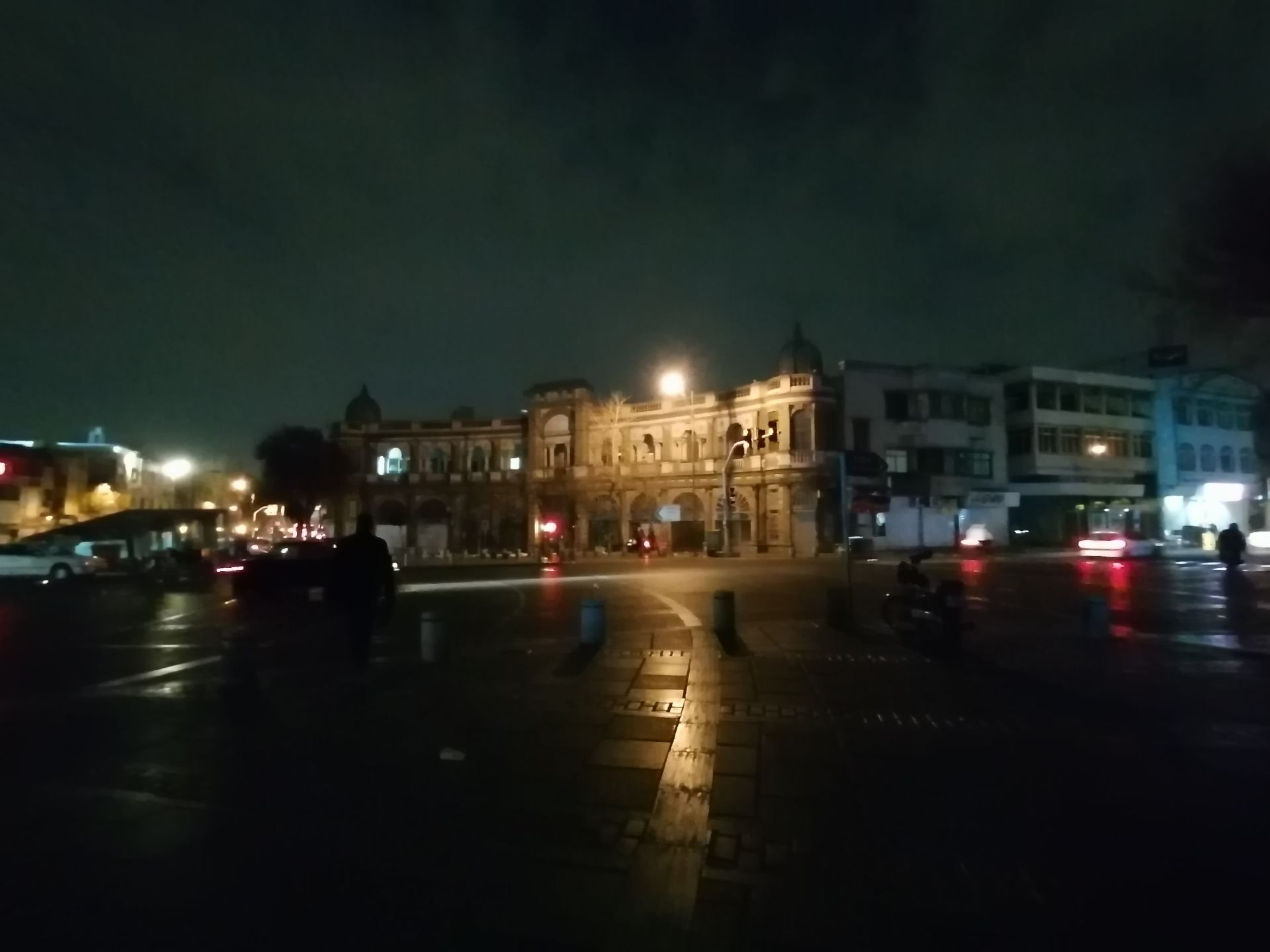 نمونه عکس ثبت شده توسط دوربین فوق‌عریض Y7a هواوی در تاریکی شب - ساختمان جنب میدان حسن‌آباد