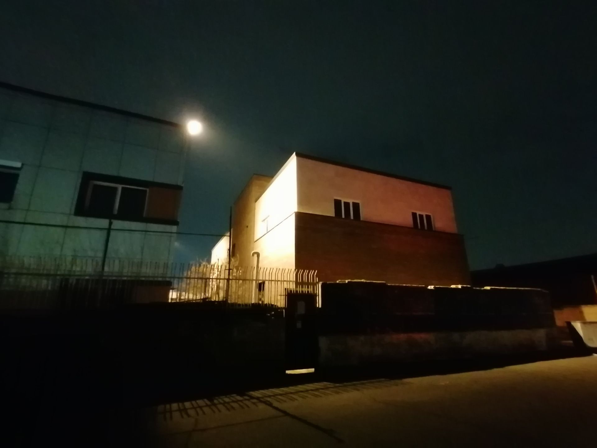 نمونه عکس ثبت شده توسط دوربین فوق‌عریض Y7a هواوی در تاریکی شب - ساختمانی در کوی بیمه