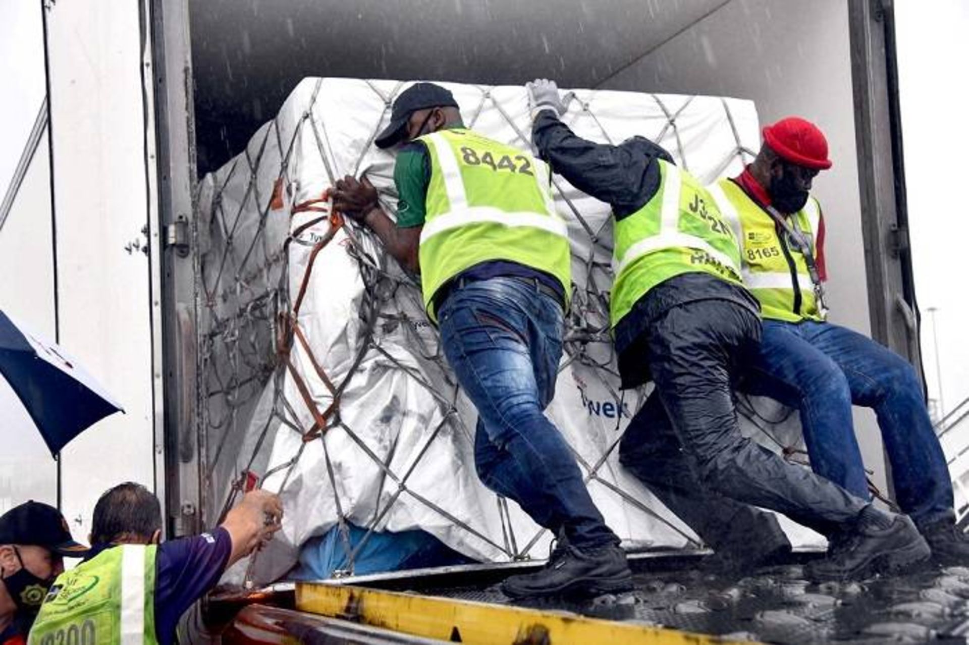 جعبه های واکسن کووید آسترازنکا / Unloading cases of vaccines