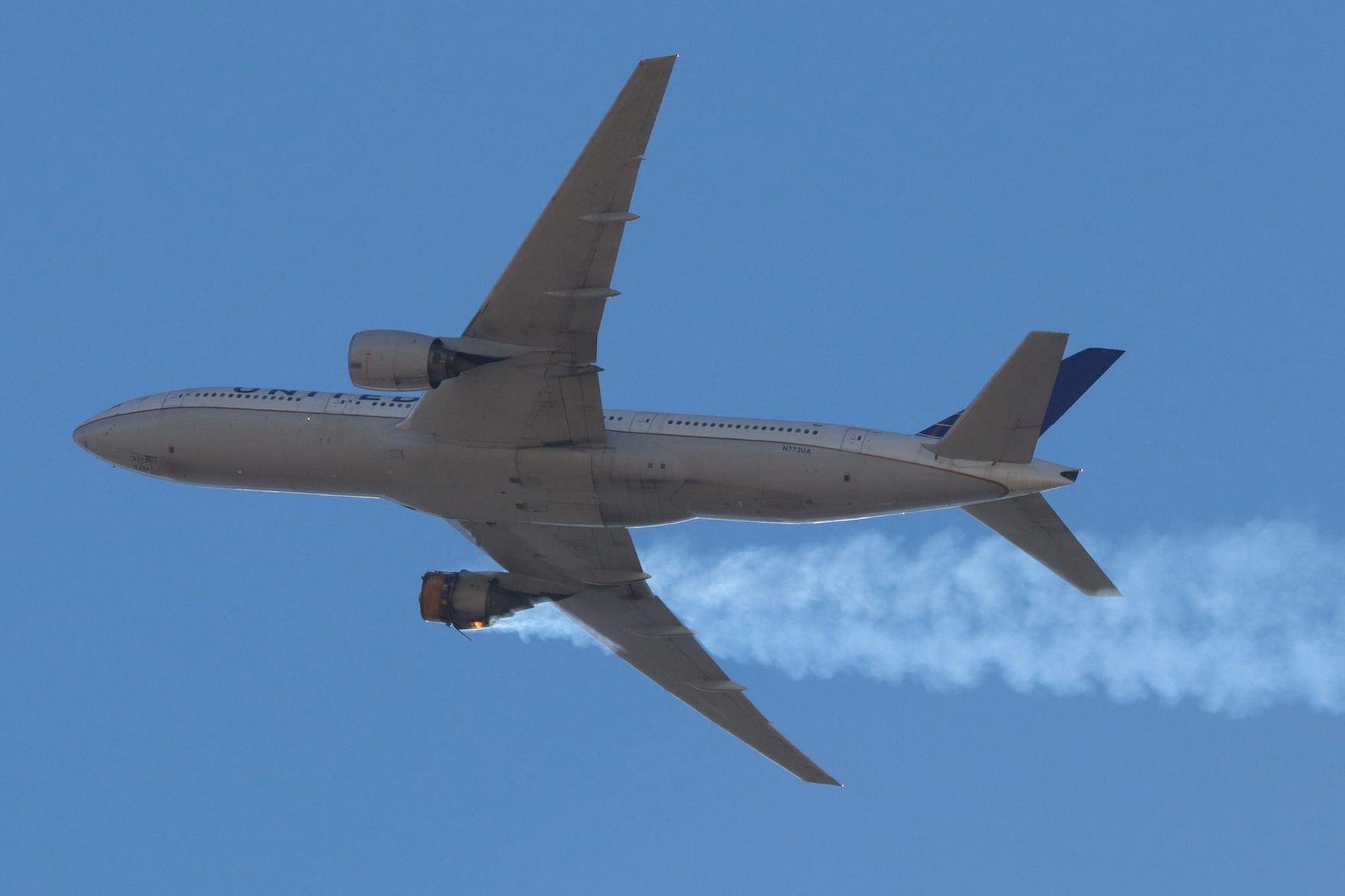 هواپیما بویینگ 777-200 یونایتد ایرلاینز با موتور خراب از نمای پایین آسمان آبی