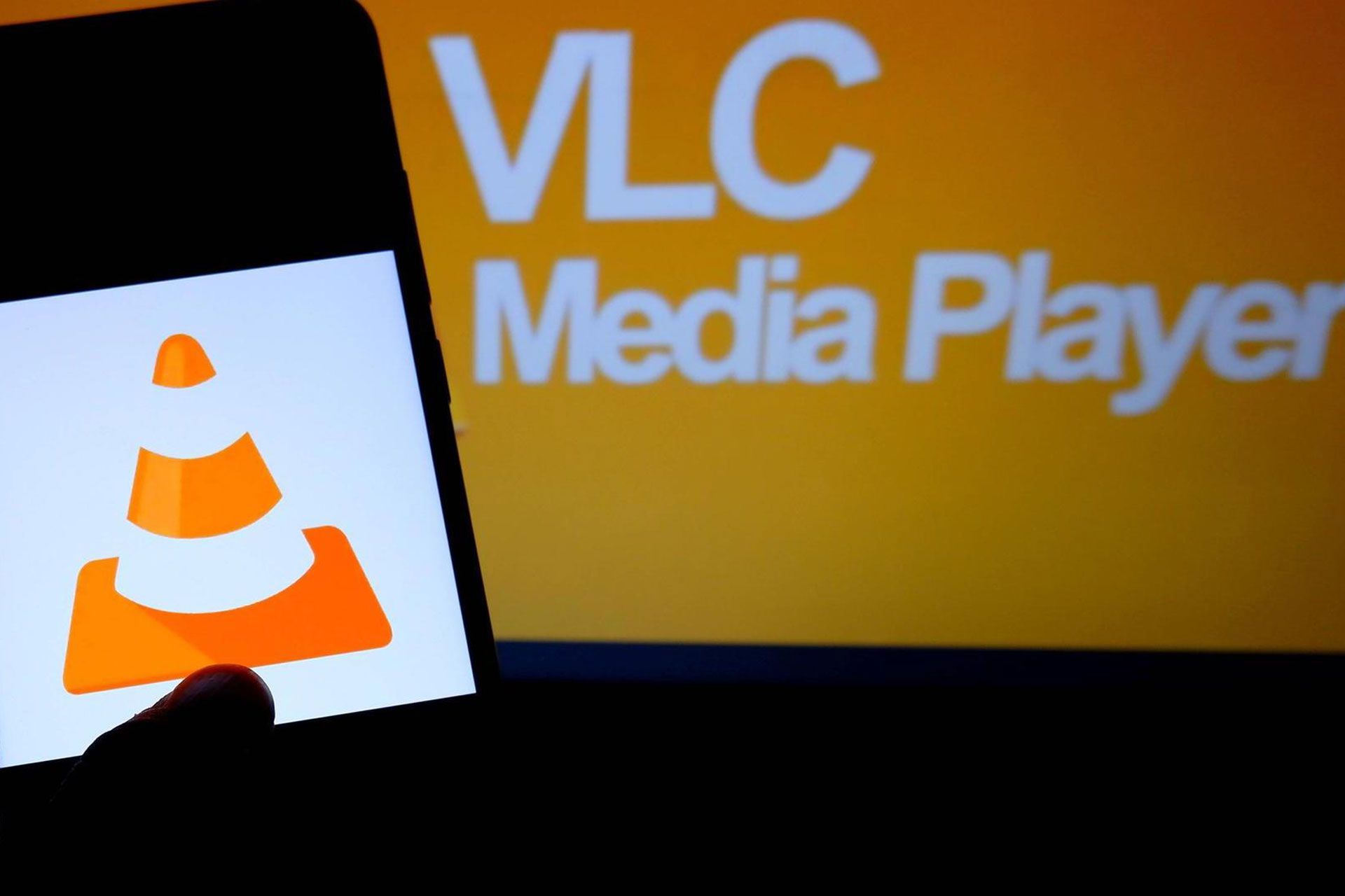 لوگو وی ال سی مدیا پلیر VLC روی موبایل و مانیتور