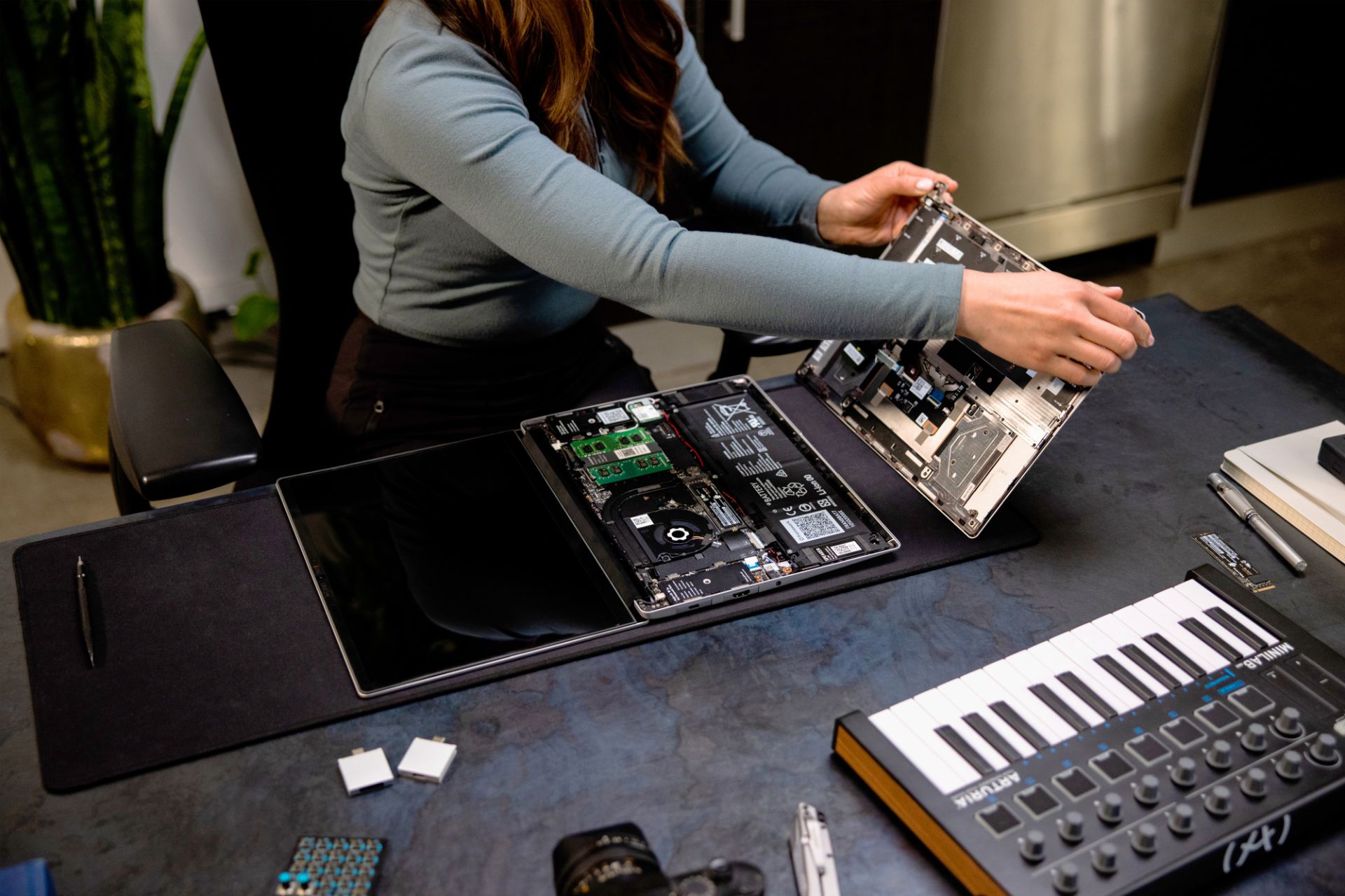 یک زن درحال سرهم کردن قطعات فریم ورک لپ تاپ / Framework Laptop