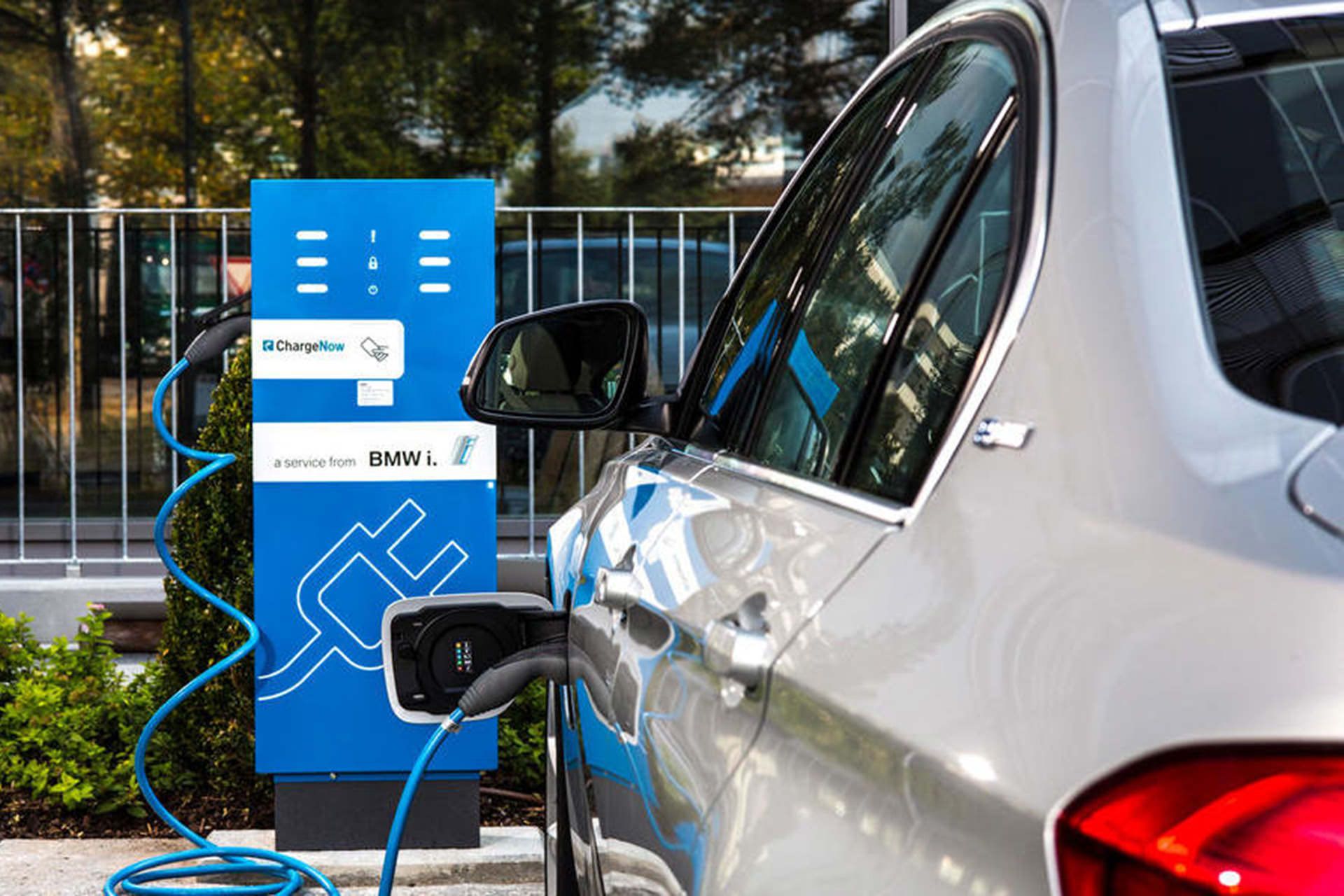 مرجع متخصصين ايران خودروي الكتريكي / Electric Car در حال شارژ در ايستگاه شارژ عمومي