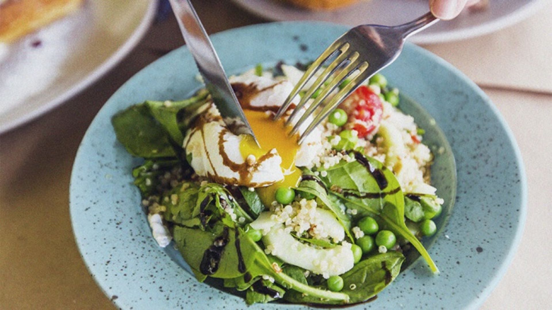 بشقاب سبزیجات و مواد پروتئینی