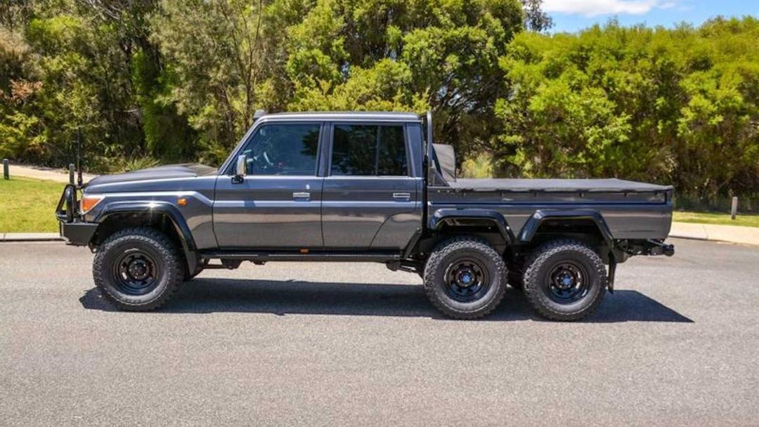 نمای جانبی وانت تویوتا لندکروزر / 6x6 Toyota Land Cruiser 